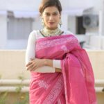 Payal Rohatgi Instagram – New Launch ✨

Light as a feather, the ethereal Pink Moonga Doria Saree is a must-have in your saree collection. This saree embodies a unique squared check pattern
further adorned with the classic motifs on lively hues, carry your grace with flying colors . Perfect for your high tea evenings and casual day out.

Free-spirited and feminine; @payalrohatgi sure knows how to steal our hearts!

📸 @shutterjuicestudio

Shop now: Link in bio
.
.
.
.
.
Also, shop our entire collection available at @amazonfashionin 

#outfitgoals #tamairafashion #outfitinspiration #cottonsarees #mulmulsaree #purecotton #sareestore #sareestyle #sareeinspiration #loveforcotton #lovesaree #sareecollection #onlinesareestore