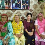 Payal Rohatgi Instagram - सुशांत के case के ऊपर मैं बहुत दिन से update नहीं दे पायी क्यूँकि ShivSena ने Kangana का office तोड़ा और उसके बाद Jaya Bachchan का ड्रामा शुरू हो गया। परंतु सुशांत case में CBI, AIIMS के doctors का report का wait कर रही है जो कल मिलेगी। उससे पता चलेगा कि क्या कोई poisoning हुई थी सुशांत की ? Homicide का angle बनता है ? क्यूँकि सुशांत June १३ से लोगों के सम्पर्क में नहीं था। Rhea जो सुशांत का पैसा handle करती थी उसके पास गाड़ी भी नहीं थी सुशांत से मिलने से पहले।शिवसेना ने corona के समय कंगना का office तोड़ना और लोगों को airport पर इकट्ठा करना सब एक साज़िश लगी। ध्यान भटकाने के लिए सुशांत मामले से। #AnandiDhawan करके एक लड़की सुशांत की दोस्त थी और Disha Salian की भी और वो कुछ दिनो से ग़ायब है। उसे क्यू नहीं अभी तक ढूँढा गया ?? Disha की मौत का क्या रहस्य है सुशांत की मौत से ??? Dr Kesri Chavda का बयान है कि सुशांत आत्माहत्या करने वाला इंसान नहीं था जब वो उससे deal करते थे। #SamuelHoakip जो सुशांत का दोस्त था और कर्मचारी उसने सुशांत को बेवक़ूफ़ बनाया pawna farmhouse वाले deal में क्यूँकि २६ लाख का एक साल का rent उसने दिया जबकि सुशांत को बोला की rent था दो साल का। ऐसे मतलबि लोग थे सुशांत की ज़िंदगी में। Rhea जो सुशांत के नशे में video बनाती थी वो उसे rehab क्यूँ नहीं ले गयी अगर वो इतना नशे के गिरफ़्त में था ??? मैं भी एक समय rehab में भरती हुई थी अपने आप को बचाने के लिए। rehab जाना कोई शर्म की बात नहीं 🙏 मगर Rhea उसे बचाना नहीं चाहती थी क्यूँकि उसके इरादे तो अलग थे जो जून १४ को सफल हो गए 🙏 #payalrohatgi