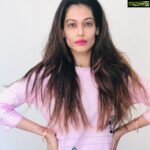 Payal Rohatgi Instagram - अब बात करते Rhea के ड्रामे पर। अब वो कहती है कि उससे ज़बरदस्ती पुरुष NCB के officers ने confession करवायी 🤪 इसका तो में पहले से wait कर रही थी। सुशांत का unseen video देख मैं काफ़ी भावुक हो गयी थी और मुझे बुरा लगा कि कैसे बॉलीवुड ने उसे तोड़ दिया।उस video में एक पुरूष हैं जो उसे पूछ रहा है कि दवाई ली या नहीं ? वो पुरुष हैं Rhea के पिता। क्या यह retired army surgeon को नहीं लगा कि सुशांत को हॉस्पिटल में भरती करना चाहिए ??? जो अब middle class tag का ड्रामा कर रहा है ??? Anurag Kashyap ने भी अपने chats release करी जहां वो कह रहा सुशांत की manager को कि कैसे वो सुशांत के साथ काम नहीं करना चाहता।यह बॉलीवुड वालो ने सुशांत को मानसिक तौर पर बहुत attack किया। अब CBI कि investigation से पता चलेगा कि क्या सुशांत ने यह तनाव कि वजह से आत्माहत्या कि या फिर उनका खून किया गया ? क्यूँकि AIIMS के doctors सुशांत की मौत को strangulation द्वारा मानते हैं ना कि hanging द्वारा।और सुशांत कि building में एक back entry भी थी जहां पर कोई security guard नहीं था। CBI ने उसके terrace की जाँच भी कि है। Shweta Singh Kirti भी अब कंगना को support कर रही है और Ankita Lokhande भी। जो अच्छी बात है क्यूँकि Ankita जब सुशांत के लिए बोलने आयी थी तब कंगना पर सवाल पर वो उठ गयी थी। साथ में एक समय परिवार के वकील बे कंगना के बयान को उसका खुद का agenda बताया था। एक बहन ने तो मोदी सरकार को fascist कहा था जब सुशांत ज़िंदा था अगर वो Twitter account Priyanka का है। यह है ज़िंदगी 🙏