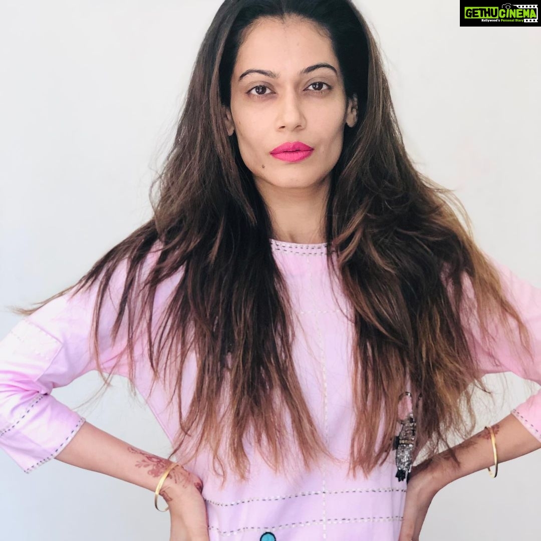 Payal Rohatgi Instagram - अब बात करते Rhea के ड्रामे पर। अब वो कहती है कि उससे ज़बरदस्ती पुरुष NCB के officers ने confession करवायी 🤪 इसका तो में पहले से wait कर रही थी। सुशांत का unseen video देख मैं काफ़ी भावुक हो गयी थी और मुझे बुरा लगा कि कैसे बॉलीवुड ने उसे तोड़ दिया।उस video में एक पुरूष हैं जो उसे पूछ रहा है कि दवाई ली या नहीं ? वो पुरुष हैं Rhea के पिता। क्या यह retired army surgeon को नहीं लगा कि सुशांत को हॉस्पिटल में भरती करना चाहिए ??? जो अब middle class tag का ड्रामा कर रहा है ??? Anurag Kashyap ने भी अपने chats release करी जहां वो कह रहा सुशांत की manager को कि कैसे वो सुशांत के साथ काम नहीं करना चाहता।यह बॉलीवुड वालो ने सुशांत को मानसिक तौर पर बहुत attack किया। अब CBI कि investigation से पता चलेगा कि क्या सुशांत ने यह तनाव कि वजह से आत्माहत्या कि या फिर उनका खून किया गया ? क्यूँकि AIIMS के doctors सुशांत की मौत को strangulation द्वारा मानते हैं ना कि hanging द्वारा।और सुशांत कि building में एक back entry भी थी जहां पर कोई security guard नहीं था। CBI ने उसके terrace की जाँच भी कि है। Shweta Singh Kirti भी अब कंगना को support कर रही है और Ankita Lokhande भी। जो अच्छी बात है क्यूँकि Ankita जब सुशांत के लिए बोलने आयी थी तब कंगना पर सवाल पर वो उठ गयी थी। साथ में एक समय परिवार के वकील बे कंगना के बयान को उसका खुद का agenda बताया था। एक बहन ने तो मोदी सरकार को fascist कहा था जब सुशांत ज़िंदा था अगर वो Twitter account Priyanka का है। यह है ज़िंदगी 🙏