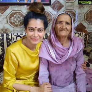 Payal Rohatgi Instagram - Shame on all the morons who are saving Rhea 😡 Trust me God is there. U will pay for your Karma 🙏 #justiceforsushantsinghrajput क्या सबने अभी तक सुशांत का video देख लिया जो public platform पर release किया गया है ??? दो videos हैं जहाँ वो नशे की हालत में हैं और Rhea वो videos को shoot कर रही है। वो Rhea जो उसके वकील के अनुसार सुशांत जैसे drug addict से प्यार करती थी ??? पर अगर प्यार करती थी तो उसके videos क्यूँ बनाती थी ??? किसको दिखाने के लिए बनाती थी ??? कौन से आका को दिखाना था कि plan सफल हो गया ?? सुशांत को मैंने नशा दे दिया ??? यह videos inhuman हैं और दर्शाते हैं की सुशांत rhea के control में था और वो उसे दवाइयाँ दे रही थी और नशा भी।यह videos परिवार का आरोप साबित करते हैं कि Rhea #abetment to suicide कि आरोपी है। क्यूँकि अगर यह हालत थी सुशांत कि तो परिवार को सम्भालना चाहिए था उसे ना कि Rhea ने। Anurag Kashyap, Farah Ali Khan, Tapsee जैसे drugs का सेवन करने वाले बालीवुड वाले अब Rhea के समर्थन में आए हैं। तो क्या यह इनका नाम Rhea ले लेगी drugs के सेवन में उसके डर से आए है ??? क्यूँकि Tapsee तो NDTV कि झूठी ख़बर से Rhea का समर्थन करने टूट पड़ी है। क्या यह लोग google search कर सारी न्यूज़ नहीं देखते ??? सिर्फ़ एक fake channel के बयान पर NCB को झूठा साबित करणे पर तुले हुए हैं ??? यह इतने donkey हैं कि Rhea की Tshirt के ऊपर जो लिखा है उसे पड़कर promote कर रहे हैं अपने Twitter से। Roses are Red, Violets are Blue, Lets end Patriarchy, U एंड me 😂 Donkey यह पुरूष प्रधान देश की सोच कि वजह से Rhea jail नहीं गयी परंतु क़ानून तोड़ने की वजह से। और हम जैसी औरतें भी उसके ख़िलाफ़ हैं और उसकी सज़ा से ख़ुश हैं। मैं तो सोच रही थी कि यह Brahmin Patriarchy शब्द का प्रयोग नहीं करे जैसे पहले किया था Twitter से CEO Jack Dorsey से साथ। इतनी मंद बुद्धि है इन समर्थकों की कि क्या यह drugs case में उनका नाम लिया जाएगा उससे डरे हुए है ???? Rhea के manipulator थी और है और उसने जानबूच कर सुशांत के यह videos बनाए उसे blackmail करणे के लिए 🙏