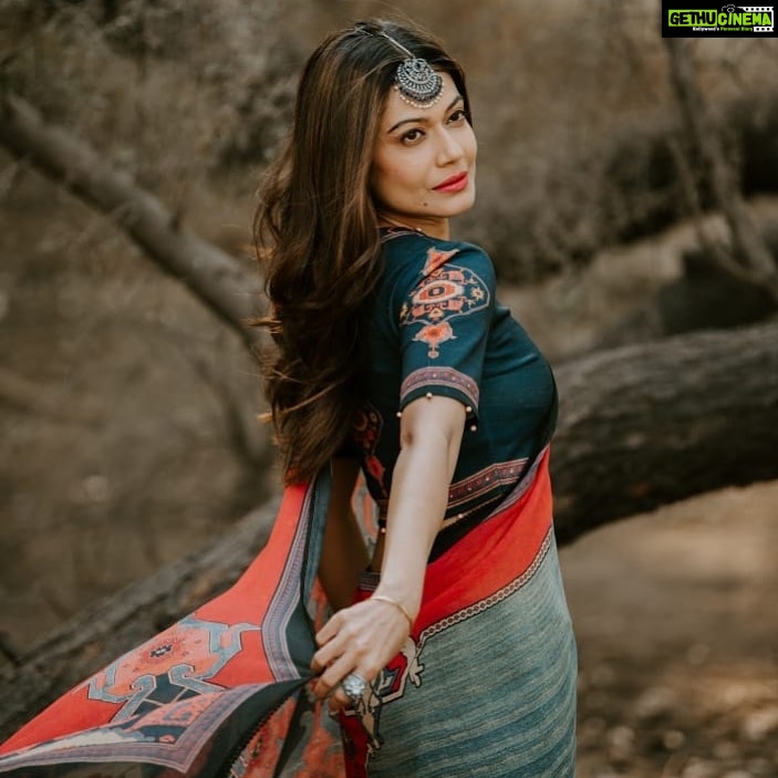 Payal Rohatgi Instagram - Rhea को arrest तो किया NCB ने परंतु बहुत news है कि क्यूँकि Rhea को consumer bracket में arrest किया गया है drugs का सेवन करने के लिए उसे bail जल्द मिल जाएगी। अगर Rhea को trafficking bracket में arrest किया गया होता तो bail नहीं मिलती। परंतु जो TV debates में attend कर रही हूँ वहाँ से यह पता चल रहा है कि सुशांत को drug addict कह रही है Rhea और उसका वकील सुशांत को मानसिक बीमारी का शिकार भी कह रहा है।अब कहाँ गयी Rhea की मोहब्बत सुशांत के लिए जिसका बच्चा वो चाहती थी ???? जिसके मौत पर ख़ुद CBI की माँग रखी थी उसने ??? यह Rhea एक number की झूठी औरत है और अब अपने आप को बचाने के लिए कहती है कि सुशांत उसे force करता था drugs लेने के लिए । तो यह कहना चाहती है कि कोई उसे force करेगा prostitution में तो क्या वो भी वो करेगी ???? क्यूँकि Rhea ने यह भी कहा की सुशांत उसे force करता था उसके mobile से Whatsapp message drugs मँगवाने के लिए ???? कितनी झूठी औरत है क्यूँकि यह पहले कहती थी कि वो ना drinks करती थी ना smoke करती थी और अब वो drugs लेने का भी क़बूल कर रही है 🙏 Rhea एक manipulative औरत है और उसका manipulation सबके सामने है। रही बात AIIMS के doctors का कहना है को सुशांत के गले पर निशान strangulation के हैं जो green dupatta से नहीं हो सकते। उनका मानना है कि सुशांत कि मौत एक खून है।अब सच तो धीरे धीरे बाहर आएगा परंतु Rhea का झूट बहुत जल्द बाहर आगया 🙏 #payalrohatgi