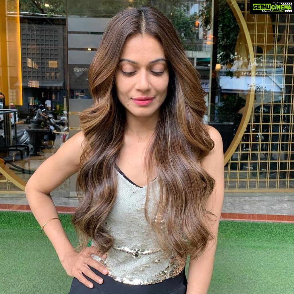 Payal Rohatgi Instagram - #PayalGhosh एक अभिनेत्री ने Producer/Director #AnuragKashyap के ऊपर sexual harassment का आरोप लगाया है। उन्होंने कहा है कि जब वो काम माँगने गयी थी Anurag के पास तब अनुराग ने उसके साथ ज़बर्दस्ती की थी और कहा था कि उसकी सारी launched actress Huma Qureshi, Richa Chadda, Mahi Gill यह सब ने उसके साथ यह सब किया है और इसलिए उन्हें काम दिया गया। यह खुलासे के ऊपर जाँच होनी चाहिए। #FayeDsouze करके एक पत्रकार है जो hinduphobia फेलाती है और उसने एक दिन पहले ही #AnuragKashyap का Interview किया बालीवुड के ऊपर और drugs के ऊपर। मगर शायद अब वो #PayalGhosh को पागल बोलेगी क्यूँकि उसे anurag के ऊपर लगाए हुए इल्ज़ाम नहीं accept करणे। काफ़ी शर्मनाक है इनका दोगलापण। देखते हैं कि इसके ऊपर जाँच होती है कि नहीं मगर मेरे अनुसार होनी चाहिए और अगर यह इल्ज़ाम सही हैं तो anurag kashyap को arrest करना चाहिए 🙏 #payalrohatgi