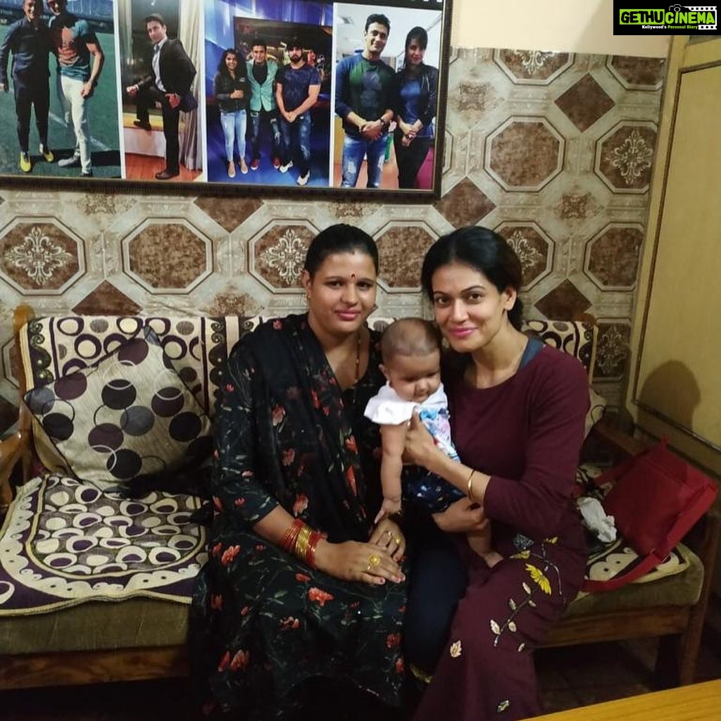 Payal Rohatgi Instagram - सुशांत के case के ऊपर मैं बहुत दिन से update नहीं दे पायी क्यूँकि ShivSena ने Kangana का office तोड़ा और उसके बाद Jaya Bachchan का ड्रामा शुरू हो गया। परंतु सुशांत case में CBI, AIIMS के doctors का report का wait कर रही है जो कल मिलेगी। उससे पता चलेगा कि क्या कोई poisoning हुई थी सुशांत की ? Homicide का angle बनता है ? क्यूँकि सुशांत June १३ से लोगों के सम्पर्क में नहीं था। Rhea जो सुशांत का पैसा handle करती थी उसके पास गाड़ी भी नहीं थी सुशांत से मिलने से पहले।शिवसेना ने corona के समय कंगना का office तोड़ना और लोगों को airport पर इकट्ठा करना सब एक साज़िश लगी। ध्यान भटकाने के लिए सुशांत मामले से। #AnandiDhawan करके एक लड़की सुशांत की दोस्त थी और Disha Salian की भी और वो कुछ दिनो से ग़ायब है। उसे क्यू नहीं अभी तक ढूँढा गया ?? Disha की मौत का क्या रहस्य है सुशांत की मौत से ??? Dr Kesri Chavda का बयान है कि सुशांत आत्माहत्या करने वाला इंसान नहीं था जब वो उससे deal करते थे। #SamuelHoakip जो सुशांत का दोस्त था और कर्मचारी उसने सुशांत को बेवक़ूफ़ बनाया pawna farmhouse वाले deal में क्यूँकि २६ लाख का एक साल का rent उसने दिया जबकि सुशांत को बोला की rent था दो साल का। ऐसे मतलबि लोग थे सुशांत की ज़िंदगी में। Rhea जो सुशांत के नशे में video बनाती थी वो उसे rehab क्यूँ नहीं ले गयी अगर वो इतना नशे के गिरफ़्त में था ??? मैं भी एक समय rehab में भरती हुई थी अपने आप को बचाने के लिए। rehab जाना कोई शर्म की बात नहीं 🙏 मगर Rhea उसे बचाना नहीं चाहती थी क्यूँकि उसके इरादे तो अलग थे जो जून १४ को सफल हो गए 🙏 #payalrohatgi