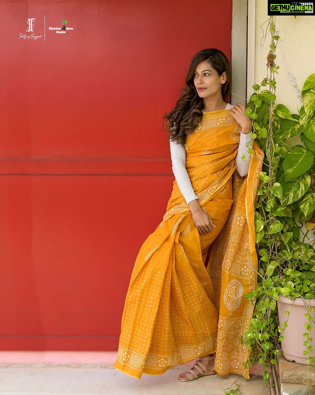 Payal Rohatgi Instagram - #PengShuai एक Chinese tennis player सुर्ख़ीयों में है एक महीने से क्योंकि उन्होंने China के vice president के ऊपर sexual allegations लगाए हैं। ये allegations के बाद वो कोई भी public platform पर दिखाई नहीं दी गई। बाद में उनकी तरफ़ से 1 email public किया गया जहाँ पर वो अपने allegations को वापस ले रही थी या कह रही थी की वो allegations उनके ख़ुद के नहीं है। अब WTA ने tournament China के अंदर ख़ारिज कर दिए हैं । उनका कहना है कि जब तक Peng के इल्ज़ामों के ऊपर investigation नहीं करी जाएगी और दूध का दूध, पानी का पानी नहीं पता चलेगा, तब तक China के अंदर हरेक खिलाड़ी की सुरक्षा एक गंभीर विषय बनकर रहेगा। मैं समझती हूँ Peng अपने जीवन में इस औदे पर पहुंचकर झूठे इल्ज़ाम नहीं लगाएंगी क्योंकि अगर ये allegations झूठे साबित हो जाते हैं तो नुक़सान सबसे ज़्यादा उनको ही है और उनका career सफल career है। भारतीय feminist और दुनिया भर की feminist को Peng के साथ खड़े रहना चाहिए और उनको न्याय मिले उसके लिए आवाज़ उठानी चाहिए क्योंकि है तो वो एक महिला और अगर महिला के साथ एक पुरुष ने ग़लत किया है, अपने ओहदे का ग़लत फ़ायदा उठाया है तो इस मामले की तहक़ीक़ात तक पहुँचना ज़रूरी है 🙏