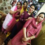 Payal Rohatgi Instagram - सुशांत के case के ऊपर मैं बहुत दिन से update नहीं दे पायी क्यूँकि ShivSena ने Kangana का office तोड़ा और उसके बाद Jaya Bachchan का ड्रामा शुरू हो गया। परंतु सुशांत case में CBI, AIIMS के doctors का report का wait कर रही है जो कल मिलेगी। उससे पता चलेगा कि क्या कोई poisoning हुई थी सुशांत की ? Homicide का angle बनता है ? क्यूँकि सुशांत June १३ से लोगों के सम्पर्क में नहीं था। Rhea जो सुशांत का पैसा handle करती थी उसके पास गाड़ी भी नहीं थी सुशांत से मिलने से पहले।शिवसेना ने corona के समय कंगना का office तोड़ना और लोगों को airport पर इकट्ठा करना सब एक साज़िश लगी। ध्यान भटकाने के लिए सुशांत मामले से। #AnandiDhawan करके एक लड़की सुशांत की दोस्त थी और Disha Salian की भी और वो कुछ दिनो से ग़ायब है। उसे क्यू नहीं अभी तक ढूँढा गया ?? Disha की मौत का क्या रहस्य है सुशांत की मौत से ??? Dr Kesri Chavda का बयान है कि सुशांत आत्माहत्या करने वाला इंसान नहीं था जब वो उससे deal करते थे। #SamuelHoakip जो सुशांत का दोस्त था और कर्मचारी उसने सुशांत को बेवक़ूफ़ बनाया pawna farmhouse वाले deal में क्यूँकि २६ लाख का एक साल का rent उसने दिया जबकि सुशांत को बोला की rent था दो साल का। ऐसे मतलबि लोग थे सुशांत की ज़िंदगी में। Rhea जो सुशांत के नशे में video बनाती थी वो उसे rehab क्यूँ नहीं ले गयी अगर वो इतना नशे के गिरफ़्त में था ??? मैं भी एक समय rehab में भरती हुई थी अपने आप को बचाने के लिए। rehab जाना कोई शर्म की बात नहीं 🙏 मगर Rhea उसे बचाना नहीं चाहती थी क्यूँकि उसके इरादे तो अलग थे जो जून १४ को सफल हो गए 🙏 #payalrohatgi