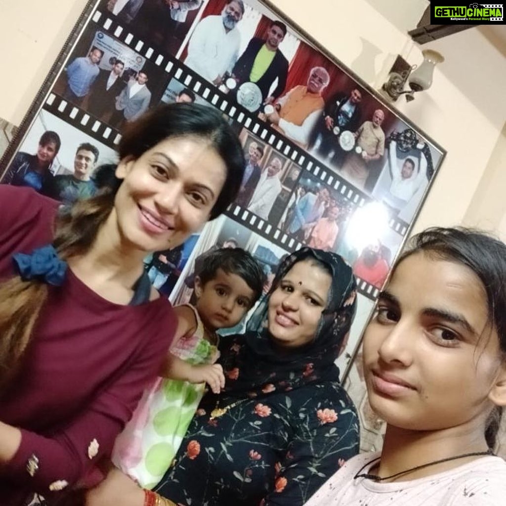 Payal Rohatgi Instagram - सुशांत के case के ऊपर मैं बहुत दिन से update नहीं दे पायी क्यूँकि ShivSena ने Kangana का office तोड़ा और उसके बाद Jaya Bachchan का ड्रामा शुरू हो गया। परंतु सुशांत case में CBI, AIIMS के doctors का report का wait कर रही है जो कल मिलेगी। उससे पता चलेगा कि क्या कोई poisoning हुई थी सुशांत की ? Homicide का angle बनता है ? क्यूँकि सुशांत June १३ से लोगों के सम्पर्क में नहीं था। Rhea जो सुशांत का पैसा handle करती थी उसके पास गाड़ी भी नहीं थी सुशांत से मिलने से पहले।शिवसेना ने corona के समय कंगना का office तोड़ना और लोगों को airport पर इकट्ठा करना सब एक साज़िश लगी। ध्यान भटकाने के लिए सुशांत मामले से। #AnandiDhawan करके एक लड़की सुशांत की दोस्त थी और Disha Salian की भी और वो कुछ दिनो से ग़ायब है। उसे क्यू नहीं अभी तक ढूँढा गया ?? Disha की मौत का क्या रहस्य है सुशांत की मौत से ??? Dr Kesri Chavda का बयान है कि सुशांत आत्माहत्या करने वाला इंसान नहीं था जब वो उससे deal करते थे। #SamuelHoakip जो सुशांत का दोस्त था और कर्मचारी उसने सुशांत को बेवक़ूफ़ बनाया pawna farmhouse वाले deal में क्यूँकि २६ लाख का एक साल का rent उसने दिया जबकि सुशांत को बोला की rent था दो साल का। ऐसे मतलबि लोग थे सुशांत की ज़िंदगी में। Rhea जो सुशांत के नशे में video बनाती थी वो उसे rehab क्यूँ नहीं ले गयी अगर वो इतना नशे के गिरफ़्त में था ??? मैं भी एक समय rehab में भरती हुई थी अपने आप को बचाने के लिए। rehab जाना कोई शर्म की बात नहीं 🙏 मगर Rhea उसे बचाना नहीं चाहती थी क्यूँकि उसके इरादे तो अलग थे जो जून १४ को सफल हो गए 🙏 #payalrohatgi