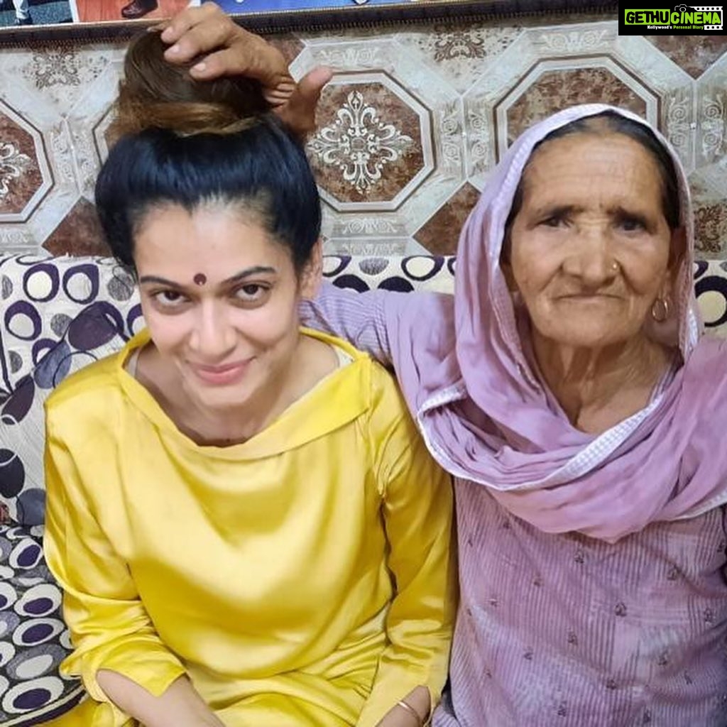 Payal Rohatgi Instagram - Shame on all the morons who are saving Rhea ЁЯШб Trust me God is there. U will pay for your Karma ЁЯЩП #justiceforsushantsinghrajput рдХреНрдпрд╛ рд╕рдмрдиреЗ рдЕрднреА рддрдХ рд╕реБрд╢рд╛рдВрдд рдХрд╛ video рджреЗрдЦ рд▓рд┐рдпрд╛ рдЬреЛ public platform рдкрд░ release рдХрд┐рдпрд╛ рдЧрдпрд╛ рд╣реИ ??? рджреЛ videos рд╣реИрдВ рдЬрд╣рд╛рдБ рд╡реЛ рдирд╢реЗ рдХреА рд╣рд╛рд▓рдд рдореЗрдВ рд╣реИрдВ рдФрд░ Rhea рд╡реЛ videos рдХреЛ shoot рдХрд░ рд░рд╣реА рд╣реИред рд╡реЛ Rhea рдЬреЛ рдЙрд╕рдХреЗ рд╡рдХреАрд▓ рдХреЗ рдЕрдиреБрд╕рд╛рд░ рд╕реБрд╢рд╛рдВрдд рдЬреИрд╕реЗ drug addict рд╕реЗ рдкреНрдпрд╛рд░ рдХрд░рддреА рдереА ??? рдкрд░ рдЕрдЧрд░ рдкреНрдпрд╛рд░ рдХрд░рддреА рдереА рддреЛ рдЙрд╕рдХреЗ videos рдХреНрдпреВрдБ рдмрдирд╛рддреА рдереА ??? рдХрд┐рд╕рдХреЛ рджрд┐рдЦрд╛рдиреЗ рдХреЗ рд▓рд┐рдП рдмрдирд╛рддреА рдереА ??? рдХреМрди рд╕реЗ рдЖрдХрд╛ рдХреЛ рджрд┐рдЦрд╛рдирд╛ рдерд╛ рдХрд┐ plan рд╕рдлрд▓ рд╣реЛ рдЧрдпрд╛ ?? рд╕реБрд╢рд╛рдВрдд рдХреЛ рдореИрдВрдиреЗ рдирд╢рд╛ рджреЗ рджрд┐рдпрд╛ ??? рдпрд╣ videos inhuman рд╣реИрдВ рдФрд░ рджрд░реНрд╢рд╛рддреЗ рд╣реИрдВ рдХреА рд╕реБрд╢рд╛рдВрдд rhea рдХреЗ control рдореЗрдВ рдерд╛ рдФрд░ рд╡реЛ рдЙрд╕реЗ рджрд╡рд╛рдЗрдпрд╛рдБ рджреЗ рд░рд╣реА рдереА рдФрд░ рдирд╢рд╛ рднреАредрдпрд╣ videos рдкрд░рд┐рд╡рд╛рд░ рдХрд╛ рдЖрд░реЛрдк рд╕рд╛рдмрд┐рдд рдХрд░рддреЗ рд╣реИрдВ рдХрд┐ Rhea #abetment to suicide рдХрд┐ рдЖрд░реЛрдкреА рд╣реИред рдХреНрдпреВрдБрдХрд┐ рдЕрдЧрд░ рдпрд╣ рд╣рд╛рд▓рдд рдереА рд╕реБрд╢рд╛рдВрдд рдХрд┐ рддреЛ рдкрд░рд┐рд╡рд╛рд░ рдХреЛ рд╕рдореНрднрд╛рд▓рдирд╛ рдЪрд╛рд╣рд┐рдП рдерд╛ рдЙрд╕реЗ рдирд╛ рдХрд┐ Rhea рдиреЗред Anurag Kashyap, Farah Ali Khan, Tapsee рдЬреИрд╕реЗ drugs рдХрд╛ рд╕реЗрд╡рди рдХрд░рдиреЗ рд╡рд╛рд▓реЗ рдмрд╛рд▓реАрд╡реБрдб рд╡рд╛рд▓реЗ рдЕрдм Rhea рдХреЗ рд╕рдорд░реНрдерди рдореЗрдВ рдЖрдП рд╣реИрдВред рддреЛ рдХреНрдпрд╛ рдпрд╣ рдЗрдирдХрд╛ рдирд╛рдо Rhea рд▓реЗ рд▓реЗрдЧреА drugs рдХреЗ рд╕реЗрд╡рди рдореЗрдВ рдЙрд╕рдХреЗ рдбрд░ рд╕реЗ рдЖрдП рд╣реИ ??? рдХреНрдпреВрдБрдХрд┐ Tapsee рддреЛ NDTV рдХрд┐ рдЭреВрдареА рдЦрд╝рдмрд░ рд╕реЗ Rhea рдХрд╛ рд╕рдорд░реНрдерди рдХрд░рдиреЗ рдЯреВрдЯ рдкрдбрд╝реА рд╣реИред рдХреНрдпрд╛ рдпрд╣ рд▓реЛрдЧ google search рдХрд░ рд╕рд╛рд░реА рдиреНрдпреВрдЬрд╝ рдирд╣реАрдВ рджреЗрдЦрддреЗ ??? рд╕рд┐рд░реНрдлрд╝ рдПрдХ fake channel рдХреЗ рдмрдпрд╛рди рдкрд░ NCB рдХреЛ рдЭреВрдард╛ рд╕рд╛рдмрд┐рдд рдХрд░рдгреЗ рдкрд░ рддреБрд▓реЗ рд╣реБрдП рд╣реИрдВ ??? рдпрд╣ рдЗрддрдиреЗ donkey рд╣реИрдВ рдХрд┐ Rhea рдХреА Tshirt рдХреЗ рдКрдкрд░ рдЬреЛ рд▓рд┐рдЦрд╛ рд╣реИ рдЙрд╕реЗ рдкрдбрд╝рдХрд░ promote рдХрд░ рд░рд╣реЗ рд╣реИрдВ рдЕрдкрдиреЗ Twitter рд╕реЗред Roses are Red, Violets are Blue, Lets end Patriarchy, U рдПрдВрдб me ЁЯШВ Donkey рдпрд╣ рдкреБрд░реВрд╖ рдкреНрд░рдзрд╛рди рджреЗрд╢ рдХреА рд╕реЛрдЪ рдХрд┐ рд╡рдЬрд╣ рд╕реЗ Rhea jail рдирд╣реАрдВ рдЧрдпреА рдкрд░рдВрддреБ рдХрд╝рд╛рдиреВрди рддреЛрдбрд╝рдиреЗ рдХреА рд╡рдЬрд╣ рд╕реЗред рдФрд░ рд╣рдо рдЬреИрд╕реА рдФрд░рддреЗрдВ рднреА рдЙрд╕рдХреЗ рдЦрд╝рд┐рд▓рд╛рдлрд╝ рд╣реИрдВ рдФрд░ рдЙрд╕рдХреА рд╕рдЬрд╝рд╛ рд╕реЗ рдЦрд╝реБрд╢ рд╣реИрдВред рдореИрдВ рддреЛ рд╕реЛрдЪ рд░рд╣реА рдереА рдХрд┐ рдпрд╣ Brahmin Patriarchy рд╢рдмреНрдж рдХрд╛ рдкреНрд░рдпреЛрдЧ рдирд╣реАрдВ рдХрд░реЗ рдЬреИрд╕реЗ рдкрд╣рд▓реЗ рдХрд┐рдпрд╛ рдерд╛ Twitter рд╕реЗ CEO Jack Dorsey рд╕реЗ рд╕рд╛рдеред рдЗрддрдиреА рдордВрдж рдмреБрджреНрдзрд┐ рд╣реИ рдЗрди рд╕рдорд░реНрдердХреЛрдВ рдХреА рдХрд┐ рдХреНрдпрд╛ рдпрд╣ drugs case рдореЗрдВ рдЙрдирдХрд╛ рдирд╛рдо рд▓рд┐рдпрд╛ рдЬрд╛рдПрдЧрд╛ рдЙрд╕рд╕реЗ рдбрд░реЗ рд╣реБрдП рд╣реИ ???? Rhea рдХреЗ manipulator рдереА рдФрд░ рд╣реИ рдФрд░ рдЙрд╕рдиреЗ рдЬрд╛рдирдмреВрдЪ рдХрд░ рд╕реБрд╢рд╛рдВрдд рдХреЗ рдпрд╣ videos рдмрдирд╛рдП рдЙрд╕реЗ blackmail рдХрд░рдгреЗ рдХреЗ рд▓рд┐рдП ЁЯЩП