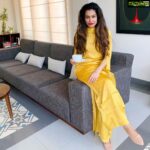Payal Rohatgi Instagram - बॉलीवुड के काफ़ी लोग अब इसलिए Rhea का समर्थन कर रहे हैं Vidya Aunty के बाद क्यूँकि सब के सब डरे हुए हैं कि जो drug chats public हुई हैं उसमें उनका नाम ना आजाए।यह सब Rhea कर समर्थन कर दिखाना चाहते हैं NCB को कि शायद Rhea innocent हैं मगर इनको पता होना चाहिए कि NCB बॉलीवुड के अनुसार नहीं चलता। NCB सबूतों के अनुसार चलता है और अगर बालीवुड के बड़े लोगों के ख़िलाफ़ भी सबूत मिलेगा तो उन्हें पकड़ा जाएगा। SSR कि depression कि कहानी भी news वाले दिखा रहे हैं क्यूँकि अभी मुंबई police का बयान है कि परिवार ने कहा कि २०१३ में भी सुशान्त depression का शिकार हुआ था।परिवार कह रहा है कि Mumbai police ने ज़बरदस्ती बयान लिखाया उनसे जो मराठी में था। अब इस पर मेरी प्रतिक्रिया है कि मेरा जब Bundi वाला मामला हुआ था तब मैंने भी काग़ज़ sign किए थे बिना पड़े। तो हो सकता है परिवार सच बोल रहा हो। अब एक तरफ़ यह चल रहा है और दूसरी तरफ़ Mumbai Police और Kangana का मत भेद क्यूँकि कंगना police protection चाहती है क्यूँकि वो drug mafia के नाम बताना चाहती है परंतु Shiv Sena के Sanjay Raut उनकी बात को समझने कि जगह यह कह रहे हैं कि Kangana को Mumbai नहीं आना चाहिए। यह एक immature बयान था और मुझे लगता है दोनो को बात खतम कर drug mafia के ऊपर काम करना चाहिए जो बालीवुड में अपनी पकड़ बनाए है। सुशांत की बहन के post देखे जो उसने लिखे थे CAA protest दौरान Modi सरकार कि बुराई करके और यह बालीवुड वालों का समर्थन करके। मगर आज यह बॉलीवुड वाले उस सुशांत की बहन का समर्थन नहीं कर रहे। और इतना ही कहना है कि कोई GF अपने partner कि ख़राब आदत को बढ़ावा नहीं देगी बल्कि ख़त्म करेगी। Rhea सिर्फ़ सुशांत का पैसा चाहती थी, drugs मँगवाती थी और अच्छी GF होने का ड्रामा करती थी। Tarun Mansukhani #Drive फ़िल्म का director, editor, screenplay writer सब था तो इसका मतलब जानबूचकर यह picture SSR तो देकर उसका career ख़त्म किया गया। Amitabh Bachchan जी नयी गाड़ी लेते हैं corona समय में।बड़ा अजीब लगता है वो इंसान जो एक hospital को promote करता है क्यूँकि script थी वो अब बैठकर इतनी बड़ी महामारी में कितना मतलबि है। #payalrohatgi