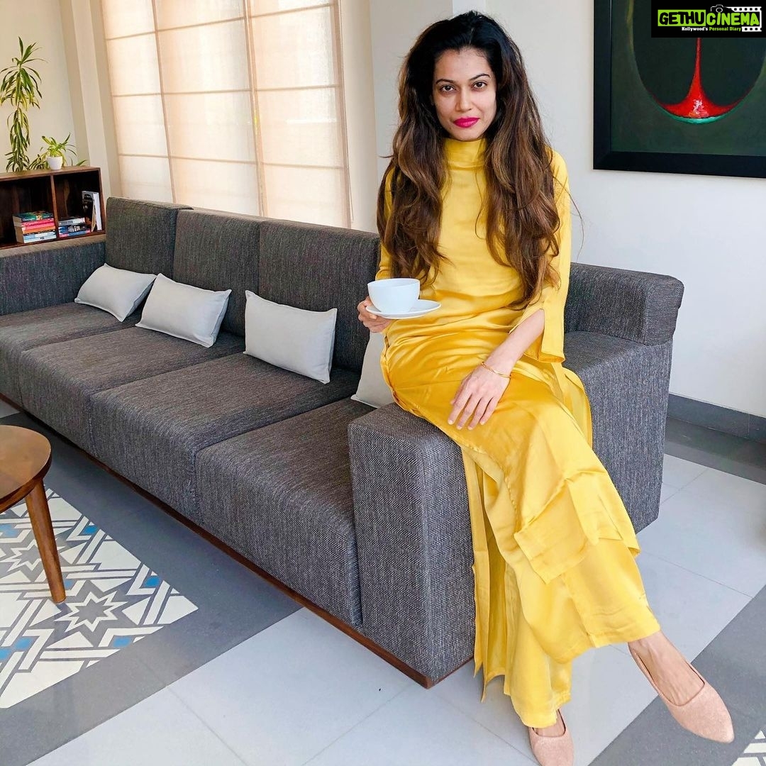 Payal Rohatgi Instagram - बॉलीवुड के काफ़ी लोग अब इसलिए Rhea का समर्थन कर रहे हैं Vidya Aunty के बाद क्यूँकि सब के सब डरे हुए हैं कि जो drug chats public हुई हैं उसमें उनका नाम ना आजाए।यह सब Rhea कर समर्थन कर दिखाना चाहते हैं NCB को कि शायद Rhea innocent हैं मगर इनको पता होना चाहिए कि NCB बॉलीवुड के अनुसार नहीं चलता। NCB सबूतों के अनुसार चलता है और अगर बालीवुड के बड़े लोगों के ख़िलाफ़ भी सबूत मिलेगा तो उन्हें पकड़ा जाएगा। SSR कि depression कि कहानी भी news वाले दिखा रहे हैं क्यूँकि अभी मुंबई police का बयान है कि परिवार ने कहा कि २०१३ में भी सुशान्त depression का शिकार हुआ था।परिवार कह रहा है कि Mumbai police ने ज़बरदस्ती बयान लिखाया उनसे जो मराठी में था। अब इस पर मेरी प्रतिक्रिया है कि मेरा जब Bundi वाला मामला हुआ था तब मैंने भी काग़ज़ sign किए थे बिना पड़े। तो हो सकता है परिवार सच बोल रहा हो। अब एक तरफ़ यह चल रहा है और दूसरी तरफ़ Mumbai Police और Kangana का मत भेद क्यूँकि कंगना police protection चाहती है क्यूँकि वो drug mafia के नाम बताना चाहती है परंतु Shiv Sena के Sanjay Raut उनकी बात को समझने कि जगह यह कह रहे हैं कि Kangana को Mumbai नहीं आना चाहिए। यह एक immature बयान था और मुझे लगता है दोनो को बात खतम कर drug mafia के ऊपर काम करना चाहिए जो बालीवुड में अपनी पकड़ बनाए है। सुशांत की बहन के post देखे जो उसने लिखे थे CAA protest दौरान Modi सरकार कि बुराई करके और यह बालीवुड वालों का समर्थन करके। मगर आज यह बॉलीवुड वाले उस सुशांत की बहन का समर्थन नहीं कर रहे। और इतना ही कहना है कि कोई GF अपने partner कि ख़राब आदत को बढ़ावा नहीं देगी बल्कि ख़त्म करेगी। Rhea सिर्फ़ सुशांत का पैसा चाहती थी, drugs मँगवाती थी और अच्छी GF होने का ड्रामा करती थी। Tarun Mansukhani #Drive फ़िल्म का director, editor, screenplay writer सब था तो इसका मतलब जानबूचकर यह picture SSR तो देकर उसका career ख़त्म किया गया। Amitabh Bachchan जी नयी गाड़ी लेते हैं corona समय में।बड़ा अजीब लगता है वो इंसान जो एक hospital को promote करता है क्यूँकि script थी वो अब बैठकर इतनी बड़ी महामारी में कितना मतलबि है। #payalrohatgi