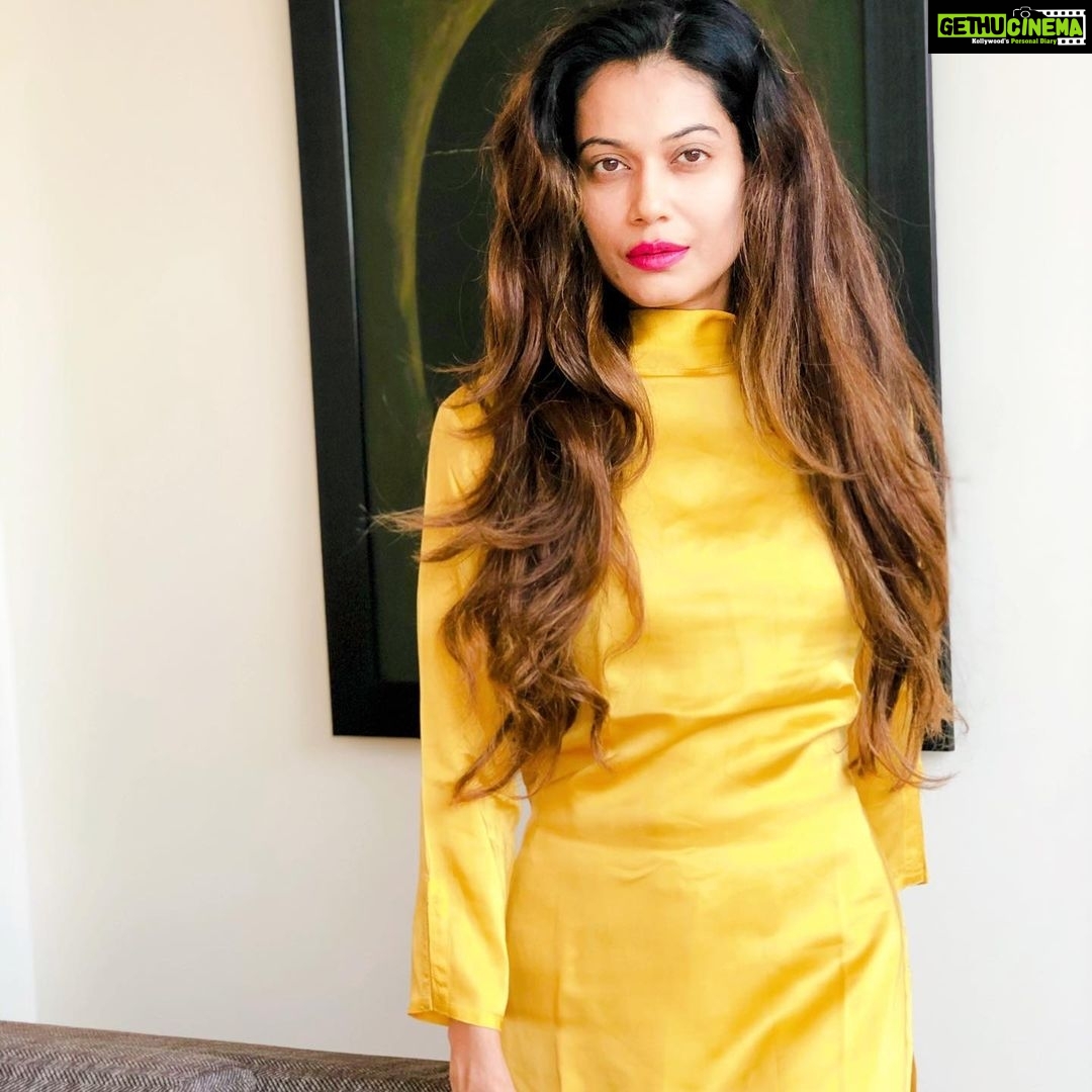 Payal Rohatgi Instagram - #VidyaBalan की फ़िल्म flop हो गयी तो अपने आप को relevant बनाने के चक्कर में यह अब pseudo feminist बन रही है Rhea का समर्थन करके।यह कह रही कि Rhea को FRAME करा जा रहा तो आप को जवाब दिया जा रहा है #MallikaSingh द्वारा जो आप जैसे jobless feminists को कहती हैं कि कैसे इन औरतों को परिवार कि चिंता तब नहीं हुई जब सुशांत पर नक़ली #MeToo के आरोप लगे और इनको सुशांत की mental health की कभी भी चिंता नहीं हुई जैसे अभी Rhea की हो रही है। Vidya अगर Rhea को FRAME किया जा रहा है तो prove करो court में जैसे तुम बाक़ी पुरुषों के ऊपर करती हो जिन्हें हम innocent कहते हैं। Innocent Until Proven Guilty यह जो dialogue है इन frustrated औरतों का उन्हें यह dialogue उन पुरुषों के लिए क्यूँ नहीं अनुचित लगता जिनके ऊपर नक़ली बलात्कार और molestation के आरोप लगाए जाते है ??? यहाँ पर तो एक मौत हुई और मौत भी एक talented पुरूष की और उस के पीछे के ज़िम्मेदार लोगों के interrogation पर आपको आपत्ति है ??? Disha के मौत के मौत के बाद सुशांत की mental health पर असर पड़ा उसका नाम उससे जोड़ने से।तब आप कहाँ थी ???? वो Dil Bechara की promotions करना भी नहीं चाहता था उस #MeToo के डर से। Rhea के भाई को drugs supply किया जाता है ऐसा drug peddler ने कहा जिसे arrest किया गया। साथ में Ashok Saraogi ने कहा जो Shruti Modi का वकील है कि बहनो को depression के बारे में पता था वो वकील में #ImitiazKhatri का नाम लिया है जो drugs supply करता है बालीवुड में। अब इस पर भी कोई टिप्पणी देना Vidya Aunty 🙏 Imtiaz Khatri के Dubai connections तो है यह हम जानते है। अब अगर CBI यह सबूत निकाल पाए तो सब अंदर जाएगे। रही बार सुशांत के fans ने उसके साथ फ़ोटो खिची थी जब वो Paris में थे और Rhea का jhoot electronic सबूत से पकड़ा जाता है। अब कोई सुशांत का FAN इस होटेल में जाकर वो फ़ोटो की तस्वीर ला दे जिसे देख सुशांत hallucinate करने लगा Rhea के मुताबिक़ तो Aunty एकदम पकड़ी जाएगी। Vikas Gupta जो एक channel के head है उन्होंने Rhea के ख़िलाफ़ बोलकर अच्छा किया क्यूँकि वो BiggBoss भी गए थे और यह stand मुझे उनका अच्छा लगा। Feminists अब media trial से आपत्ति है तो तब तुम कहाँ छुप्पी हुई थी जब पुरूष समाज पर media trial होता है उनका गुनाह साबित किए बिना ??? Asaram Bapu, Shiney Ahuja, Sarabjit Singh, SSR यह सब पर media trial हुआ जो काफ़ी हद तक damaging था इनके वजूद के लिए 🙏 #payalrohatgi @daama.mj