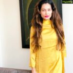 Payal Rohatgi Instagram - #VidyaBalan की फ़िल्म flop हो गयी तो अपने आप को relevant बनाने के चक्कर में यह अब pseudo feminist बन रही है Rhea का समर्थन करके।यह कह रही कि Rhea को FRAME करा जा रहा तो आप को जवाब दिया जा रहा है #MallikaSingh द्वारा जो आप जैसे jobless feminists को कहती हैं कि कैसे इन औरतों को परिवार कि चिंता तब नहीं हुई जब सुशांत पर नक़ली #MeToo के आरोप लगे और इनको सुशांत की mental health की कभी भी चिंता नहीं हुई जैसे अभी Rhea की हो रही है। Vidya अगर Rhea को FRAME किया जा रहा है तो prove करो court में जैसे तुम बाक़ी पुरुषों के ऊपर करती हो जिन्हें हम innocent कहते हैं। Innocent Until Proven Guilty यह जो dialogue है इन frustrated औरतों का उन्हें यह dialogue उन पुरुषों के लिए क्यूँ नहीं अनुचित लगता जिनके ऊपर नक़ली बलात्कार और molestation के आरोप लगाए जाते है ??? यहाँ पर तो एक मौत हुई और मौत भी एक talented पुरूष की और उस के पीछे के ज़िम्मेदार लोगों के interrogation पर आपको आपत्ति है ??? Disha के मौत के मौत के बाद सुशांत की mental health पर असर पड़ा उसका नाम उससे जोड़ने से।तब आप कहाँ थी ???? वो Dil Bechara की promotions करना भी नहीं चाहता था उस #MeToo के डर से। Rhea के भाई को drugs supply किया जाता है ऐसा drug peddler ने कहा जिसे arrest किया गया। साथ में Ashok Saraogi ने कहा जो Shruti Modi का वकील है कि बहनो को depression के बारे में पता था वो वकील में #ImitiazKhatri का नाम लिया है जो drugs supply करता है बालीवुड में। अब इस पर भी कोई टिप्पणी देना Vidya Aunty 🙏 Imtiaz Khatri के Dubai connections तो है यह हम जानते है। अब अगर CBI यह सबूत निकाल पाए तो सब अंदर जाएगे। रही बार सुशांत के fans ने उसके साथ फ़ोटो खिची थी जब वो Paris में थे और Rhea का jhoot electronic सबूत से पकड़ा जाता है। अब कोई सुशांत का FAN इस होटेल में जाकर वो फ़ोटो की तस्वीर ला दे जिसे देख सुशांत hallucinate करने लगा Rhea के मुताबिक़ तो Aunty एकदम पकड़ी जाएगी। Vikas Gupta जो एक channel के head है उन्होंने Rhea के ख़िलाफ़ बोलकर अच्छा किया क्यूँकि वो BiggBoss भी गए थे और यह stand मुझे उनका अच्छा लगा। Feminists अब media trial से आपत्ति है तो तब तुम कहाँ छुप्पी हुई थी जब पुरूष समाज पर media trial होता है उनका गुनाह साबित किए बिना ??? Asaram Bapu, Shiney Ahuja, Sarabjit Singh, SSR यह सब पर media trial हुआ जो काफ़ी हद तक damaging था इनके वजूद के लिए 🙏 #payalrohatgi @daama.mj