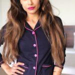 Payal Rohatgi Instagram - मैं SSR की मौत के ऊपर बात कर रही हूँ क्यूँकि उनकी मौत ने मेरे अंदर कुछ emotions जगाए जो मैंने कभी महसूस किए होंगे बॉलीवुड के अंदर क्यूँकि बॉलीवुड में politics होती है जो गंदी है। मैं सिर्फ़ कोशिश करती हूँ आपके सामने facts रखना। Rhea के PR ने ZeeNews के Sudhir Chaudhary के साथ सम्पर्क किया था उसकी interview के लिए परंतु उन्होंने माना कर दिया क्यूँकि हम सब उसको गुनहगार मानते हैं कहीं ना कही। Kangana अगर sushant के साथ खड़ी है तो पूरा बॉलीवुड Sanjay Dutt के साथ खड़ा था।Rhea को Tapsee support कर रही।बात यहाँ पर यह नहीं कि कौन किसको support कर रहा है, बात यह है कि सच को कौन support करता है। Rhea झूठी है क्यूँकि १७००० का महीने का EMI कौन सा बैंक देता है ५० लाख के LOAN पर वो भी ७२ लाख की सम्पत्ति पर ??? कौन सा बैंक २० साल तक का LOAN देता है क्यूँकि हमें तो ऐसा बैंक नहीं पता।Rhea का body language ग़लत था Rajdeep Sardesai के साथ क्यूँकि वो अपने हाथ fold कर बैठी थी जाने किसिने उसे body language का पाठ पड़ाकर भेजा था। Shruti Modi का वकील Ashok Saraogi ने कहा कि सुशांत के पास ८ crore थे ना कि १५ क्रोर। अब यह वकील कहता है कि Rhea का सुशांत कि ज़िंदगी में आने से पहले वो drugs लेता था।उसने उदाहरण दिया Sohail जो सुशांत का driver था। Sohail और Keshav जो cook था वो involved थे drugs arrange करने में ऐसा Ashok कहते हैं।उन्होंने WhatsApp group के बारे में बात की जहां Anandi और Ayush भी हिस्सा थे।उनका यह भी कहना है की सुशांत के घर बहुत सारी party होती थी जहां drug का सेवन किया जाता था।मुंबई में रहने वाली बहन यह parties attend करती थी। सुशांत के January वाली trip के ऊपर बहुत चर्चा हो रही है जहां वो अपनी बहनो को मिलने गए थे। अभी Ashok wakil के अनुसार उस समय एक brand को सुशांत को endorsement के लिए sign करना था मगर वो town में नहीं था इसलिए वो उसकी पुरानी pictures use करना चाहते थे और आधा पैसा देना चाहते थे। परंतु सुशांत पूरा पैसा चाहता था इसलिए Chandigarh से वापिस आया मगर brand उसका unfit शरीर देख उसके contract को terminate ही कर दिया। सुशांत शायद बॉलीवुड का nepotism सहेन नहीं कर पाया या जो politics हो रही थी उसके साथ परंतु इस मानसिक स्थिति का ग़लत फ़्यादा उठाया Rhea ने और सुशांत की बहने उन्हें समझ नहीं पायी। #payalrohatgi