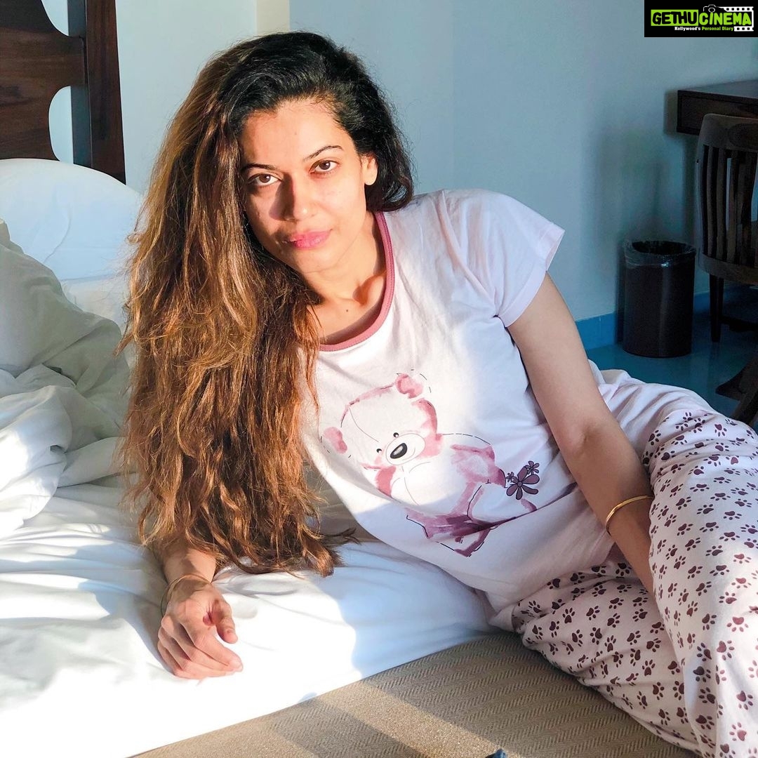 Payal Rohatgi Instagram - भारत के अंदर बहुत media trial होते हैं परंतु हाँ पुरुष villain होता है तब सब जायज़ हैं मगर गलती से औरत villian निकले तो media trial के ख़िलाफ़ बोलने लगो ??? #ZairaWasim का उदाहरण तो सबको पता है ना कि कैसे उसने एक हिंदू आदमी के ऊपर molestation का आरोप लगा कर उसकी और उसके परिवार की ज़िंदगी खरब करी।#Sarbjit जो Delhi से था उसके ऊपर वो लड़की ने जो photo click कर उसे बदनाम किया bichara आजतक court के चक्कर काट रहा है। तो Rhea के साथ media trial हुआ तो क्या हुआ ? भारत के अंदर लोग कह रहे हैं कि evidence के बिना Rhea को arrest नहीं कर सकते? Rhea जो abetment to suicide में accused है 😡 परंतु भारत में Motilal Nehru की बीवी या ग़िनवाने पर मुझे arrest किया गया ???? हाँ ? क्या एक facebook पर video बनाना इतना बड़ा जुर्म है ?? एक इंसान की मौत से बड़ा जुर्म ??? Rhea bichari अपने live-in partner की audio recording करती थी financial मामले discuss करते समय। ऐसी ही मैंने एक recording सुनी। यह Rhea सुशांत को drugs arrange करवाके देती थी और उसका भाई भी इसमें मिला हुआ था। Ashok, सुशांत का ३ साल पुराना cook ने बयान दिया कि Rhea सुशांत के finances के साथ सुशांत की मुलाक़ात उसकी बहनो के साथ control करती थी।यह सच है क्यूँकि Ashok ने खुद कहा कि बहने appointment लेकर सुशांत को मिलने आती थी और एक बार तो उन्हें नीचे से ही वापिस भेज दिया WhatsApp message द्वारा जो यकीनन Rhea ने किया होगा सुशांत के फ़ोन से। Rhea का झूट कि Satish Mansinde जी free में आए परंतु वकील कह रहे हैं कि वो fees charge करेंगे।Rhea का एक ओर झूट कि वो छोटा सुशांत चाहती थी तो उसने सुशांत के phone क्यूँ नहीं उठाए १४ June कि सुबह को ? क्या उसे नहीं लगा कि सुशांत को ज़रूरत हो सकती है उसकी ??? Breakup किसने किया Rhea ? आपने या फिर सुशांत ने ??? और Bangkok वाली trip में सारे पुरुष नहीं थे, Sara Ali Khan भी गयी थी सुशांत के साथ और दोनो २ दिनो तक कमरे में एक दूसरे के साथ समय बीता रहे थे। कितना झूट बोलती है यह Rhea ?? अभी तक आपको jail में नहीं डाला ?? क्यू ? आप औरत है शायद इसलिए ? Mumbai Police भी आपकी protection के लिए फटाफट आ गयी मगर Ganesh, Ankit, कंगना के लिए नहीं 😏 Live-in partner थोड़ा अपने partner के audio recording करते है ?? साथ में Mushtaq जो सुशांत का bodyguard था वो India Today को कहता है कि सुशांत charas करता था मगर दूसरी ओर वो Bangkok के trip पर एक महीना सुशांत के CC पर ऐश कर रहा था। @clovia_fashions