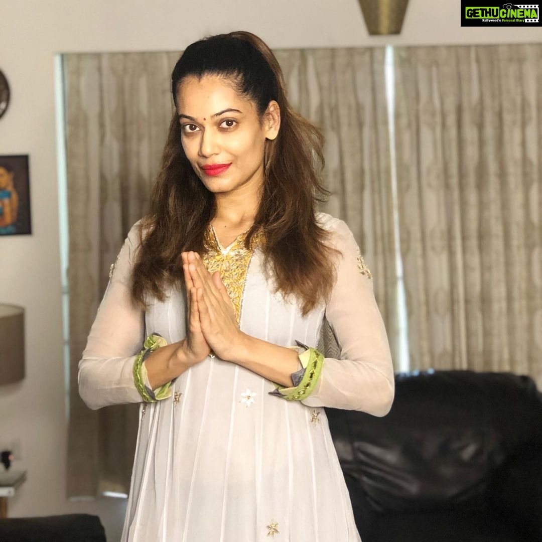 Payal Rohatgi Instagram - Rhea का जो Interview था Rajdeep के साथ वहाँ उसने modofinil दवाई का नाम लिया था जो वो कह रही थी कि सुशांत ने ली थी Europe की flight लेने से पहले।मगर झूठी को यह भी नहीं पता कि कैसे modofinil एक sleep disorder कि दवाई है ना कि bipolar disorder की। claustrophobia की कहानी बेचने वाली औरत क्या तूने सुशांत के plane चलाने वाले video देखे जब उसके साथ रह रही थी ??? कि सिर्फ़ drugs देती थी उसे ??? Ankita Lokhande का भी बयान है कि कैसे उसके साथ सुशांत depression में नहीं था २०१३ में जो कहानी उसने बेचनी चाही Rajdeep के शो में 🙏 सुशांत को autopsy का videography होना चाहिए होगा क्यूँकि उसके शरीर पर जो marks है उसे hanging द्वारा नहीं माना जाता। साथ में Shweta Singh Kirti ने कहा कि कैसे उसे भी पता चला कि ७ hard drives Rhea ने destroy किए थे सुशांत के घर की छोड़ने से पहले Sidarth Pithani के सामने जो कोई evidence छुपाने का activity लग रहा है।अगले दिन Disha Salian की मौत हो जाती है जो कोई साज़िश की बू है। यह सब सुनकर हमें भी लगता है कि सुशांत का शायद खून करवाया गया क्यूँकि उनकी बहन के अनुसार सुशांत की hard drives destroy करणे के बाद threat calls आए थे 🙏 #payalrohatgi