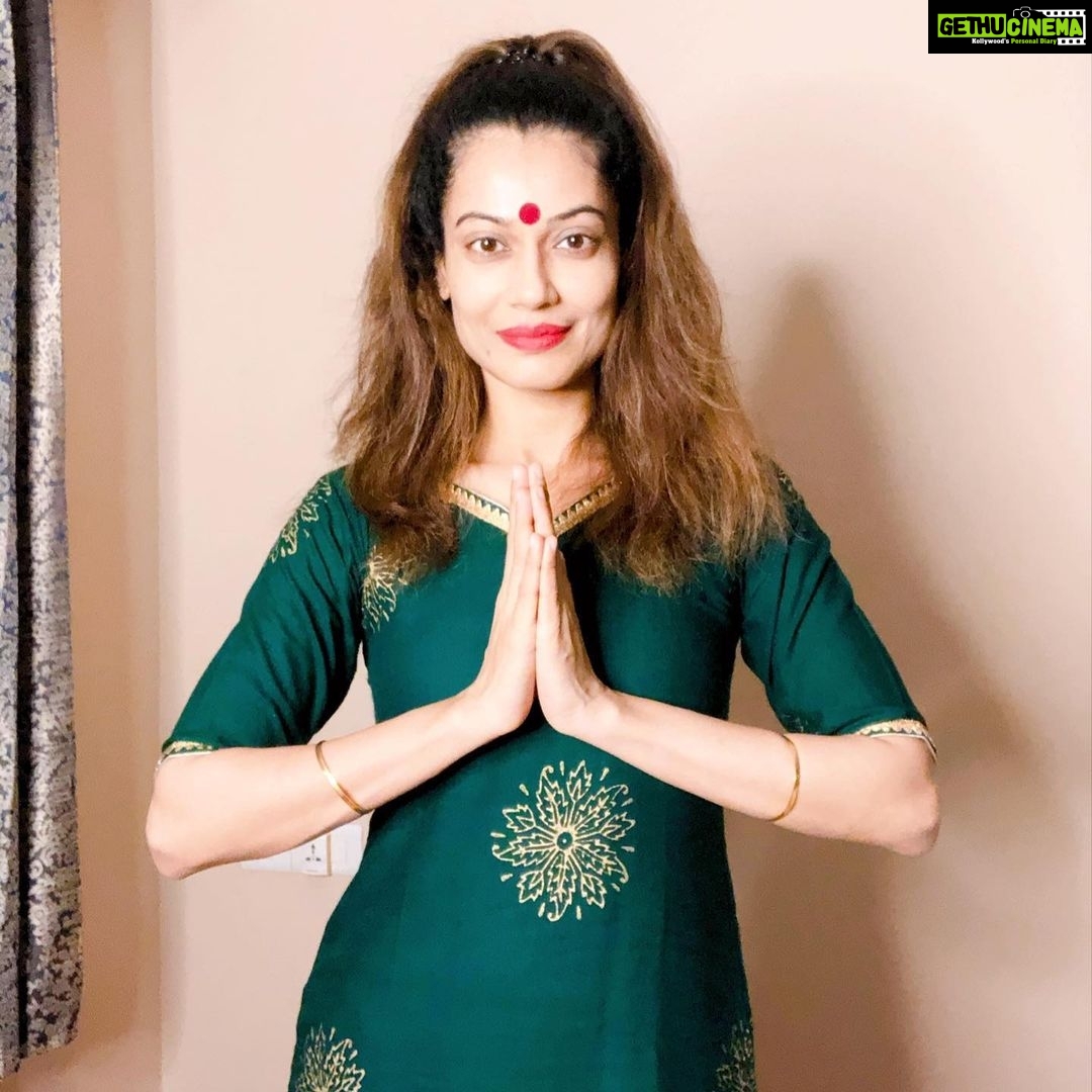 Payal Rohatgi Instagram - आज बात करते हैं अभिव्यक्ति की आज़ादी की जो बिचारि swara की लगती है उसके पास नहीं है 😜 जो लोग दिल्ली जलाते हैं, जो लोग ABVP और Bajrang Dal के लोगों के ख़िलाफ़ बड़ा समूह इखटा करवाने की चीख देते हैं वो लोग Bangalore के जलने पर भी ख़ामोश हैं क्यूँकि यह उनके agenda के बाहर है।स्वरा जैसी भारतीय उस पत्रकार की Interview देगी जिसने सुशांत के ऊपर मानसिक हमला किया था blind articles लिखके। Rajeev Masand नाम है उसका।ऐसे लोग देश जलाते हैं CAA के नाम पर मगर उन्हें कोई गिरफ़्तार नहीं करता भारत में।मगर यह लोग फिर भी VICTIM card खेलते हैं कि उनके पास अभिव्यक्ति की आज़ादी नहीं क्यूँकि कोई brand वाला उनसे endorsement छिन लेता हैं उनके CAA के नाम पर आतंक देखकर 🤔 कैसे देशद्रोह और मतलबि लोग हैं यह ??? दूसरी ओर दिल्ली दंगो के ऊपर किताब लिखी जाती है तो उसे publish होने से liberal रोकते हैं क्यूँकि उन्हें सच नहीं सुनना। यह कहाँ की Freedom of Speech का उदाहरण है ??? AAP के नेता #TahirHussain की बेगुनाह साबित करणे वाली किताब publish हो जाती है परन्तु दिल्ली दंगो के ऊपर कोई ओर अपनी सच्चाई से तो उसकी किताब ही publish नहीं करने दो 😛 वरना liberals रोने लगेंगे 🙏 Bangalore में दिंगे हुए क्यूँकि किसिने मुस्लिम के भगवान के बारे में social media पर कुछ ग़लत बोला। परंतु अब Aamir Khan कि बीवी की डर नहीं लगता। सुशांत की मौत के सिलसिले में परिवार के वकील ने कहा की कोई भी परिवार से Sandip Singh की नहीं जानता है।और क्यूँ उसने सुशांत की body की handle किया hospital और crematorium में ?? साथ में सुशांत के trainer का कहना है कि सुशांत का murder हुआ है। हम यह जानना चाहते हैं कि क्या कोई terrace से सुशांत के कमरे में entry ले सकता था ???? CBI जवाब दे सकती है इसका🙏 #payalrohatgi