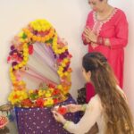 Payal Rohatgi Instagram - मैंने #GlobalPrayers4SSR में हिस्सा लिया कल और सुशांत की बहन को देखकर काफ़ी emotional महसूस किया।जो परिवार इतने दिनो से एक brave चेहरा रखा हुआ है और अपने भाई की लड़ाई लड़ रहा है उसे देख आँखे नम हो गयी।सुशांत की मौत ने मुझे मेरे जीवन में हुए कुछ वाक्फायों की याद दिलायी है। Rhea के समर्थक अब धीरे धीरे बाहर आ गए हैं। पहला है karni sena का नेता #SurjeetRathore जिसने Rhea की entry करवाई थी mortuary में जो मुझे लगता है ग़लत था क्यूँकि उसको वो right किसने दिया ? वो अब Arnab के शो पर आकर कहता कि उसने सुशांत के मुँह पर से कपड़ा उठाया था और अपनी आँखो से सुशांत की neck bone टूटी हुई देखी थी।उसे यह सब किसने करणे दिया ?? साथ में उसने कहा कि Rhea ने ‘ I am sorry Babu’ कहा सुशांत की छाती पर हाथ रखकर। उसने सारा इल्ज़ाम Sandip Singh पर डालने का प्रयास किया जो मुझे उसका निजी दुश्मनी का angle लगता है। फिर बाद में cook Neeraj का बयान सुना जहाँ वो कह रहा है कि वो सुशांत के लिए marijuana की cigarette बनाता था और liquor भी लाता था।यह अब सुशांत की fitness वाली छाव्वी को बर्बाद करणे का प्रयास है साथ में Rhea party करती थी अपने दोस्तों के साथ जब सुशांत सोता था उस narrative को बदलने का प्रयास है। यह देखकर लगता है Rhea का friendly PR activity चालू हो गया। Cooper hospital का कहना है कि उन्होंने रात को postmortem किया क्यूँकि Mumbai police ने उन्हें करणे को बोला था।Autopsy में Time Stamp भी नहीं है। यह सब देखकर शांति महसूस होती है कि CBI investigate कर रही है। सरकार के निवेदन है कि NEET/JEE के exams postpone करे क्यूँकि covid के समय students कैसे travel करेंगे और exam हॉल में भी बीमारी के फेलने की सम्भावना है।students इस tension कि वजह से आत्माहत्या कर रहे हैं। गणपति चतुर्थी की शुभकामनाएँ सभी को।मैंने भी एक छोटा सा गणपति जी अपने घर पर रखा है क्यूँकि covid के समय ना मैं किसीको निमंत्रण दे रही हूँ। परंतु घर पर गणपति जी को तो बिराज ही सकती हूँ 🙏 #payalrohatgi