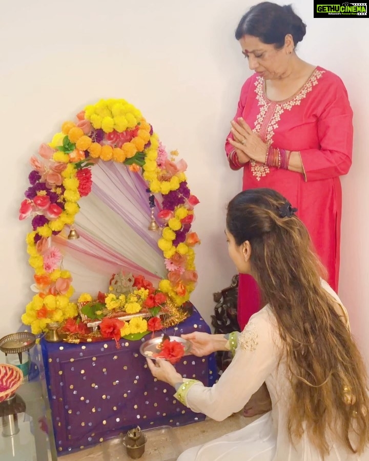 Payal Rohatgi Instagram - मैंने #GlobalPrayers4SSR में हिस्सा लिया कल और सुशांत की बहन को देखकर काफ़ी emotional महसूस किया।जो परिवार इतने दिनो से एक brave चेहरा रखा हुआ है और अपने भाई की लड़ाई लड़ रहा है उसे देख आँखे नम हो गयी।सुशांत की मौत ने मुझे मेरे जीवन में हुए कुछ वाक्फायों की याद दिलायी है। Rhea के समर्थक अब धीरे धीरे बाहर आ गए हैं। पहला है karni sena का नेता #SurjeetRathore जिसने Rhea की entry करवाई थी mortuary में जो मुझे लगता है ग़लत था क्यूँकि उसको वो right किसने दिया ? वो अब Arnab के शो पर आकर कहता कि उसने सुशांत के मुँह पर से कपड़ा उठाया था और अपनी आँखो से सुशांत की neck bone टूटी हुई देखी थी।उसे यह सब किसने करणे दिया ?? साथ में उसने कहा कि Rhea ने ‘ I am sorry Babu’ कहा सुशांत की छाती पर हाथ रखकर। उसने सारा इल्ज़ाम Sandip Singh पर डालने का प्रयास किया जो मुझे उसका निजी दुश्मनी का angle लगता है। फिर बाद में cook Neeraj का बयान सुना जहाँ वो कह रहा है कि वो सुशांत के लिए marijuana की cigarette बनाता था और liquor भी लाता था।यह अब सुशांत की fitness वाली छाव्वी को बर्बाद करणे का प्रयास है साथ में Rhea party करती थी अपने दोस्तों के साथ जब सुशांत सोता था उस narrative को बदलने का प्रयास है। यह देखकर लगता है Rhea का friendly PR activity चालू हो गया। Cooper hospital का कहना है कि उन्होंने रात को postmortem किया क्यूँकि Mumbai police ने उन्हें करणे को बोला था।Autopsy में Time Stamp भी नहीं है। यह सब देखकर शांति महसूस होती है कि CBI investigate कर रही है। सरकार के निवेदन है कि NEET/JEE के exams postpone करे क्यूँकि covid के समय students कैसे travel करेंगे और exam हॉल में भी बीमारी के फेलने की सम्भावना है।students इस tension कि वजह से आत्माहत्या कर रहे हैं। गणपति चतुर्थी की शुभकामनाएँ सभी को।मैंने भी एक छोटा सा गणपति जी अपने घर पर रखा है क्यूँकि covid के समय ना मैं किसीको निमंत्रण दे रही हूँ। परंतु घर पर गणपति जी को तो बिराज ही सकती हूँ 🙏 #payalrohatgi