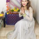 Payal Rohatgi Instagram - मैं पहले गणपति जी की मूर्ति को लाने के बारे में सोच रही थी कि corona के समय क्या SAFE होगा त्यौहार मनाना ??? परंतु घर के बग़ल में eco-friendly मूर्ति मिल रही थी जब मुझे पता चला तो मैंने वो प्यारी सी मूर्ति से गणपति जी की स्थापना की। corona के समय virus की वजह से घर में बुज़ुर होने के कारण थोड़ा ज़्यादा डर लगता है। परंतु ना मैंने पंडित जी बुलाया और ना ही लोगों को आमंत्रण किया क्यूँकि में social distancing का पालन त्योहार में भी बना कर रखूँगी 🙏 #Ganpati Bappa Mourya 🙏 @bodhitreejaipur_official #payalrohatgi