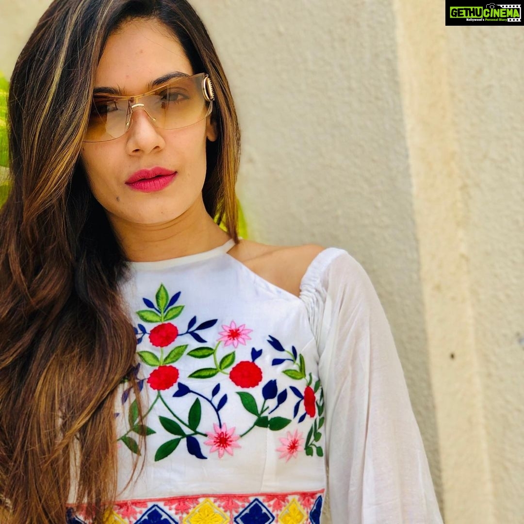 Payal Rohatgi Instagram - Rhea का statement पढ़ा जो उसने जारी किया media में यह कहकर की वो एक Indian Army Surgeon की बेटी है और एक maharashtrian housewife 🤔 मतलब जब फयदा दिखे तो Indian Army का नाम लेलो जैसे Ekta Kapoor करती है और उनको ग़लत दिखाओ अपने web-series में पैसा कमाने के लिए??? यह वो ही surgeon की बात करती है जो सुशांत को मानसिक रोग की दवाइयाँ दिलाता था। साथ में housewife का angle तो Mahesh Bhatt को भी समझ नहीं पड़ा होगा 🙀 आगे April २०१९ में आपने कहा की आप live-in कर रही थी Sushant के साथ तो प्रियंका ने आपके बिस्तर में आकर आपके साथ बत्तामिज़्ज़ी की मगर Oct २०१९ में आप अपने भाई के साथ Europe जाती है सुशांत के पैसो पर मगर सुशांत अपनी बहन नहीं ले जाता 🧐 शायद rhea इतनी hot maharashtrian housewife है कि बहन जो शायद अपनी drink handle नहीं कर पायी ज़िंदगी पहली बार molest किया वो भी आपको 😄 Ankita और Kirti किसी के साथ ऐसा नहीं हुआ सिर्फ़ आपके साथ 😂 फिर आप इल्ज़ाम लगा रही है कि मौत के १५ दिन पहले सुशांत अपनी बहनो को फ़ोन कर रहा था और रो रहा था की वो उसे मिले। कौन सा phone था ?? क्यूँकि सारे phone तो आप handle करती थी ?? CDR दिखा दो सबको क्यूँकि काग़ज़ तो झूट नहीं बोलेंगे ना records ???? क्यूँकि अभी तक तो आपके सुशांत के calls block करणे के सबूत बाहर आए हैं। और जब आप पागल हो गयी थी सुशांत के साथ रहकर और सुशांत ने आपको जाने को कहा तो फिर आपने ख़ुद QUTIPIN लेना शुरू किया ?? और फिर क्यूँ आपने Instagram से सारे photo delete किए दोनो के ??? क्या वो Qutipin का असर था ??? Rhea के समर्थन में आयी Swara जो bichari के media trial से घबराई हुई हैं।वो कहती हैं कि सबको depression से लड़ना चाहिए तो आप भी लड़िए अपने depression वाले ड्रामे से।साथ में supreme court की दुहाई देने वालों को अब supreme court के चक्कर खाने पड़ेंगे क्यूँकि swara ने supreme court के ख़िलाफ़ बोला था राम मंदिर के verdict दौरान।तो सारी नक़ली feminists एक जूट हो जाएगी क्यूँकि सबके कपड़े साथ फट रहे हैं। #payalrohatgi