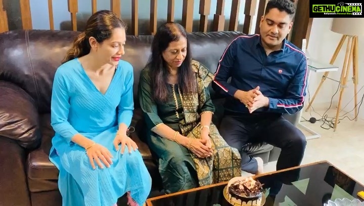 Payal Rohatgi Instagram - आज supreme court का फ़ैसला आया CBI inquiry करने के लिए सुशांत के निधन में जो सच को जानने की सही शुरुआत है। सभी लोगों को बधाई जिन्होंने इस मुहिम में परिवार का साथ दिया।आज माताजी का भी जन्मदिन भी मनाया🙏 बॉलीवुड का एक ख़ेमा चाहता था कि परिवार चुप रहे परंतु परिवार नहीं चुप रहना चाहता क्यूँकि उनके बेटे और भाई की मौत हुई है और उन्हें सच जानने का अधिकार है। बॉलीवुड का वो ख़ेमा जो हर महत्वपूर्ण मुद्दे पर चुप्पी सदता है क्यूँकि उन्हें किसी ओर की लड़ाई में नहीं जाना तो उन्हें इतना कहना है कि मृत्यु जो पैदा हुआ है उसकी लिखी हुई है। अच्छे कर्म करो क्यूँकि ऊपर कोई दौलत नहीं लेके जाने वाला। और #KanganaRanaut का जो समर्थन आया है इस विषय पर वो सराहनीय है 🙏