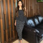Payal Rohatgi Instagram - स्वतंत्रता हमें सिर्फ़ चर्खे से नहीं मिली परंतु उसके लिए बहुत सारे स्वतंत्रतासेनानियों ने अपना खून बहाया।आज के दिन सिर्फ़ सुशांत की मौत के पीछे का सत्य हमें जानने का प्रयास करना चाहिए। जो बालीवुड के पुरुष superstar कह रहे हैं हम लोगों के लिए जो सुशांत को न्याय मिले उस पर आवाज़ उठा रहे है कि हूँ वो डाल को काट रहे हैं जिस पर हम बैठे हैं तो उन्हें हम इतना कहना चाहते हैं कि हम तो पूरा पेड़ ही उखाड़ने का प्लान बना रहे है जो पेड़ hinduphobia फेलाता है। आगे Ankita के ऊपर बात करते हैं कि मैंने उस से सवाल पूछा क्यूँकि ANI ने ED द्वारा information release करी कि कैसे वो ४.५ क्रोर के घर में रह रही थी जो सुशांत के नाम पर था।अब Ankita ने काग़ज़ दिखाए जहाँ उसके नाम पर का घर १.३५ क्रोर का है और उसकी EMI भी वो ही भारती है। सच तो सबका बाहर आएगा।अच्छा है कि उसने ऐसा किया क्यूँकि सबको अपनी सफ़ाई देने का हक़ है। सुशांत का January २०२० वाला विडीओ परिवार के द्वारा SM पर आया जहाँ वो कृष्ण भजन गा रहे हैं। वो normal दिखते हैं और ख़ुश भी।यह oct/nov के Europe वाले Rhea के depression वाले ड्रामे के बाद हुआ है क्यूँकि उसके बाद Rhea ने Priyanka पर molestation का झूठा आरोप भी लगाया था। उसके बावजूद सुशांत गाड़ी चलाकर Chandigarh जाते हैं Feb में अपनी बहनो को मिलने क्यूँकि वो उनका परिवार था। तब Rhea के desperate phone calls blackmail की ओर इशारा करते हैं। उसके बाद Feb का मुम्बई police के साथ का परिवार का interaction तो सबको पता है।Rhea का परिवार को सुशांत से दूर करना एक बहुत बड़े षड्डियंतर की ओर इशारा करता है। Priyanka, सुशांत की बहन का video viral होना जहाँ वो कोई नौकर को डाट रही थी सुशांत के bank account से पैसा transfer करणे को वो एक ओर बात मेरे दिमाग़ में डालता है कि एक registered mobile number तो होगा सुशांत का bank accounts और income tax से connected। वो नम्बर कहाँ है ??? क्या मुंबई police उस फ़ोन को अपनी custody में रखी हुई है ???? ED क्या वो फ़ोन माँग रहा है ?? Rhea ने जब सुशांत का flat बदलवाया तो broker को बोला की security कम वाला flat चाहिए।और अब ED grilling के बाद Rhealityx.com का domain बदला मगर email configure नहीं किए। Pandit Yogiraj जिन्होंने सुशांत की माताजी का रुद्र अभिषेक किया वो कह रहे हैं की सुशांत आत्माहत्या को ग़लत मानते थे क्यूँकि वो Mahadev के भक्त थे। सच बाहर आना चाहिए और इसलिए #CBIforSSR 🙏 @bodhitreejaipur_official #payalrohatgi