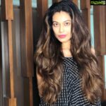 Payal Rohatgi Instagram - Mumbai Police की जाँच सुशांत के देहांत पर सही तरीक़े से नहीं की गयी है क्यूँकि CRPC 174 के तहत इतने दिनो तक investigation नहीं हो सकती क्यूँकि ADR ही file करी गयी है अभी तक मुंबई police द्वारा। उसमें जितने भी बयान है लोगों के सुशांत मामले में वो legal validity नहीं रखते क्यूँकि FIR दर्ज ही नहीं की मुंबई police ने। FIR दर्ज करने के बाद ही custodial interrogation हो सकता है जिनके ऊपर शक हो। परंतु मुंबई police ने मामला delay किया है कोई दबाव के अंदर।उन्होंने electronic items भी जप्त नहीं किए थे और crime scene seal भी नहीं किया था। Nepotism का angle check किया मुंबई police ने क्यूँकि सरकार nepotism वाली है परंतु सारे बयान लोगों के legal validity नहीं रखते क्यूँकि FIR दर्ज नहीं की गयी। सुशांत की बहन का एक Facebook post हैं २०११ का जहां वो एक ashram खोलने की बात करती है अपनी माँ की याद में क्यूँकि उनकी माँ का देहांत हुआ brain haemorrhage की वजह से क्यूँकि वो depression की मरीज़ थी। अब क्या यह information का किसिने फयदा उठा कर सुशांत की ज़िंदगी में Rhea को भेजा depression वाला angle सुशांत से जोड़ने के लिए ? यह सब CBI inquiry ही बता सकता है। Cooper hospital के ५ doctors जिन्होंने postmortem किया था वो सब leave पर चले गए हैं जो शक की सुई उनके और उनके पीछे के लोगों के तरफ़ दर्शाता है। मैं Rhea जैसी औरतें जो fake इल्ज़ाम लगाकर पुरुषों की ज़िंदगी बर्बाद करती है उनका पर्दा पाश करने के लिए और पुरुषों की आवाज़ रखने के लिए एक संगठन #PurushAayog को support करती हूँ। Sushant अभी भी Ankita जो घर में रहती है उसका EMI भरता था यह ED का खुलासा है जो news ANI ने share किया है। परंतु Ankita ने अपने हिस्से के flat के papers और EMI details एक साल से भरे हुए share किए जो उसकी सच्चाई दर्शाते हैं। Ankita सुशांत को support कर रही है और यह मानती है कि सुशांत की depression वाली कहानी सच नहीं हो सकती परंतु Ekta Kapoor तो सुशांत के depression वाली कहानी बेचकर अपना Pavitra Rishta foundation खोल के बैठी है। तो आप बताइए हम कैसे विश्वास करे सब पर ???? #cbiforssr #payalrohatgi