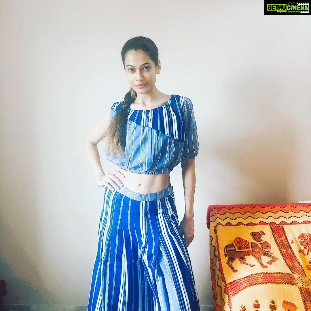 Payal Rohatgi Instagram - शिवसेना के Balasaheb Thackarey जी की मैं fan हूँ परंतु आज कल के शिव सेना के नेता मज़ाक़ बना रहे हैं उनकी legacy का। Sanjay Raut जी आप ने सुशांत की मौत के बाद कहा की उसकी मौत हुई suicide से सामना करके शिवसेना के अख़बार में।इसका कोई सबूत नहीं था आपके पास आपने industry कह रही है यह कहकर अपना बयान दिया और कहा कि सुशांत depressed था।और अब आप सुशांत के पिता को target कर रहे हैं यह कहकर कि उन्होंने दूसरी शादी की उसकी वजह से सुशांत अपने पिता से close नहीं थे ??? यह आपका बयान झूठा है और यह दर्शाता हैं कि अपना suicide वाला दावा भी शायद ग़लत होगा 🙏 राजनीति आप लोग कर रहे हैं सुशांत के नाम पर CBI को माँग पूरी नहीं करकर।समझ नहीं आता कि आप किसको और क्यूँ बचाना चाहते है ??? Kamya Punjabi आयी सुशांत के परिवार के समर्थन में जो सुनकर अच्छा लगा। उन्होंने अपना बयान दिया tweet के माध्यम से। सुशांत के परिवार की पता था कि सुशांत को depression के नाम पर दवाईओ का overdose दिया जा रहा है इसलिए उन्होंने Feb में मुंबई police की Whatsapp भेजा था परंतु police ने written complaint ना होने के कारण कुछ नहीं किया। परंतु शिवसेना आज परिवार का abetment to suicide वाला नज़रिया भी नहीं देखना चाहती क्यूँकि उसे bollywood के किसको बचाना है ???? Sameer Sharma जो TV कलाकार थे उनका भी मौत के पहले का video देखा जहाँ वो खुश थे मगर उनकी मौत की भी suicide कहा Mumbai police ने । 🙏 @bodhitreejaipur_official @yoggithc