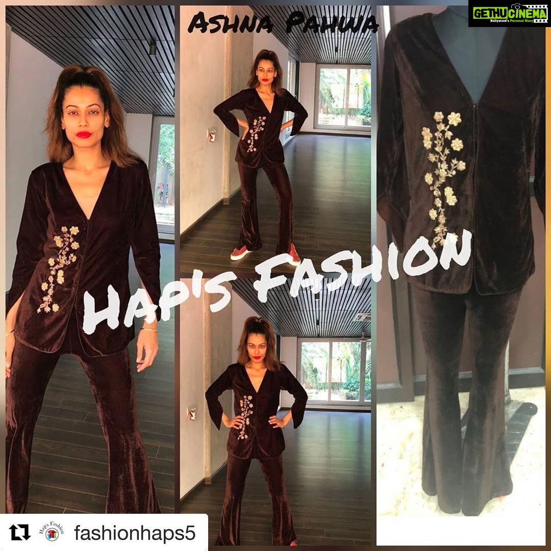 Payal Rohatgi Instagram - कितने घटिया लोग हैं जो सुशांत की मौत से TRP बढ़ाना चाहते हैं अपने YouTube का और career का ???? Liberals सच में pathetic हैं । Barkha की वो fake counsellor का समर्थन कर रही है Swara जो खुद Sonam Kapoor वाली फ़िल्म Veere-Di-Wedding की promotion के लिए पूरे हिंदुस्तान और devisthan को बदनाम कर रहे थे ???? वो लोग आज अपना flop career ठीक करने के लिए सुशांत की मौत को suicide का नाम दे रहे हैं 🙏 Swara का इतना कहना है कि Rajeev Masand जैसे घटिया आदमी को तूँ ही interview दे सकती थी सुशांत के मौत के बाद और अब वो सुशांत की body के photos को unethical बोलने वाली शुक्र कर उस इंसान का जिसने यह किया वरना सारी दुनिया सुशांत के मौत को suicide मान लेती क्यूँकि उनको वो circular निशान नहीं दिखाए जाते। वो निशान जो strangulation कि तरफ़ इशारा करते हैं ना कि hanging। Kangana को छोड़ो Hrithik भी तो personal score settle कर रहे हैं Tapsee के fan बनकर क्यूँकि यहाँ सब तो बहती गंगा में हाथ धो रहे हैं। Tanushree Dutta भी कहती है कि उसे Mumbai police पर विश्वास नहीं क्यूँकि उसकी investigation में भी उन्होंने ऐसा किया था। Cooper hospital भी Thackeray का है hospital हैं जहां शायद कुछ ग़लत हुआ है। मुंबई police किसको बचाना चाहती हो ??? #Repost @fashionhaps5 with @get_repost ・・・ Hap's Fashion @payalrohatgi Looking Stunning in @ashna.pahwaofficial #payalrohatgi #ashnapahwaofficial #beautifulqueen #picoftheday #fashion #ootd #celebstyle