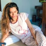 Payal Rohatgi Instagram - भारत के अंदर बहुत media trial होते हैं परंतु हाँ पुरुष villain होता है तब सब जायज़ हैं मगर गलती से औरत villian निकले तो media trial के ख़िलाफ़ बोलने लगो ??? #ZairaWasim का उदाहरण तो सबको पता है ना कि कैसे उसने एक हिंदू आदमी के ऊपर molestation का आरोप लगा कर उसकी और उसके परिवार की ज़िंदगी खरब करी।#Sarbjit जो Delhi से था उसके ऊपर वो लड़की ने जो photo click कर उसे बदनाम किया bichara आजतक court के चक्कर काट रहा है। तो Rhea के साथ media trial हुआ तो क्या हुआ ? भारत के अंदर लोग कह रहे हैं कि evidence के बिना Rhea को arrest नहीं कर सकते? Rhea जो abetment to suicide में accused है 😡 परंतु भारत में Motilal Nehru की बीवी या ग़िनवाने पर मुझे arrest किया गया ???? हाँ ? क्या एक facebook पर video बनाना इतना बड़ा जुर्म है ?? एक इंसान की मौत से बड़ा जुर्म ??? Rhea bichari अपने live-in partner की audio recording करती थी financial मामले discuss करते समय। ऐसी ही मैंने एक recording सुनी। यह Rhea सुशांत को drugs arrange करवाके देती थी और उसका भाई भी इसमें मिला हुआ था। Ashok, सुशांत का ३ साल पुराना cook ने बयान दिया कि Rhea सुशांत के finances के साथ सुशांत की मुलाक़ात उसकी बहनो के साथ control करती थी।यह सच है क्यूँकि Ashok ने खुद कहा कि बहने appointment लेकर सुशांत को मिलने आती थी और एक बार तो उन्हें नीचे से ही वापिस भेज दिया WhatsApp message द्वारा जो यकीनन Rhea ने किया होगा सुशांत के फ़ोन से। Rhea का झूट कि Satish Mansinde जी free में आए परंतु वकील कह रहे हैं कि वो fees charge करेंगे।Rhea का एक ओर झूट कि वो छोटा सुशांत चाहती थी तो उसने सुशांत के phone क्यूँ नहीं उठाए १४ June कि सुबह को ? क्या उसे नहीं लगा कि सुशांत को ज़रूरत हो सकती है उसकी ??? Breakup किसने किया Rhea ? आपने या फिर सुशांत ने ??? और Bangkok वाली trip में सारे पुरुष नहीं थे, Sara Ali Khan भी गयी थी सुशांत के साथ और दोनो २ दिनो तक कमरे में एक दूसरे के साथ समय बीता रहे थे। कितना झूट बोलती है यह Rhea ?? अभी तक आपको jail में नहीं डाला ?? क्यू ? आप औरत है शायद इसलिए ? Mumbai Police भी आपकी protection के लिए फटाफट आ गयी मगर Ganesh, Ankit, कंगना के लिए नहीं 😏 Live-in partner थोड़ा अपने partner के audio recording करते है ?? साथ में Mushtaq जो सुशांत का bodyguard था वो India Today को कहता है कि सुशांत charas करता था मगर दूसरी ओर वो Bangkok के trip पर एक महीना सुशांत के CC पर ऐश कर रहा था। @clovia_fashions