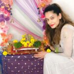 Payal Rohatgi Instagram - मैं पहले गणपति जी की मूर्ति को लाने के बारे में सोच रही थी कि corona के समय क्या SAFE होगा त्यौहार मनाना ??? परंतु घर के बग़ल में eco-friendly मूर्ति मिल रही थी जब मुझे पता चला तो मैंने वो प्यारी सी मूर्ति से गणपति जी की स्थापना की। corona के समय virus की वजह से घर में बुज़ुर होने के कारण थोड़ा ज़्यादा डर लगता है। परंतु ना मैंने पंडित जी बुलाया और ना ही लोगों को आमंत्रण किया क्यूँकि में social distancing का पालन त्योहार में भी बना कर रखूँगी 🙏 #Ganpati Bappa Mourya 🙏 @bodhitreejaipur_official #payalrohatgi