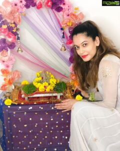 Payal Rohatgi Instagram - मैं पहले गणपति जी की मूर्ति को लाने के बारे में सोच रही थी कि corona के समय क्या SAFE होगा त्यौहार मनाना ??? परंतु घर के बग़ल में eco-friendly मूर्ति मिल रही थी जब मुझे पता चला तो मैंने वो प्यारी सी मूर्ति से गणपति जी की स्थापना की। corona के समय virus की वजह से घर में बुज़ुर होने के कारण थोड़ा ज़्यादा डर लगता है। परंतु ना मैंने पंडित जी बुलाया और ना ही लोगों को आमंत्रण किया क्यूँकि में social distancing का पालन त्योहार में भी बना कर रखूँगी 🙏 #Ganpati Bappa Mourya 🙏 @bodhitreejaipur_official #payalrohatgi