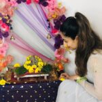 Payal Rohatgi Instagram - मैं पहले गणपति जी की मूर्ति को लाने के बारे में सोच रही थी कि corona के समय क्या SAFE होगा त्यौहार मनाना ??? परंतु घर के बग़ल में eco-friendly मूर्ति मिल रही थी जब मुझे पता चला तो मैंने वो प्यारी सी मूर्ति से गणपति जी की स्थापना की। corona के समय virus की वजह से घर में बुज़ुर होने के कारण थोड़ा ज़्यादा डर लगता है। परंतु ना मैंने पंडित जी बुलाया और ना ही लोगों को आमंत्रण किया क्यूँकि में social distancing का पालन त्योहार में भी बना कर रखूँगी 🙏 #Ganpati Bappa Mourya 🙏 @bodhitreejaipur_official #payalrohatgi