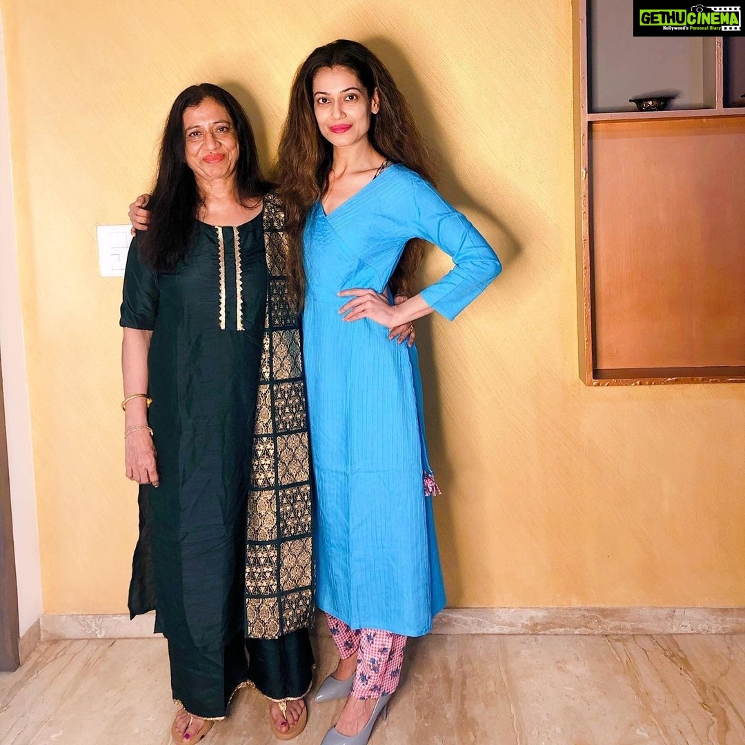 Payal Rohatgi Instagram - आज माताजी का जन्मदिन है। बड़ा अच्छा दिन है और आज CBI का फ़ैसला आया सुशांत के परिवार के हक़ में। भगवान के यहाँ देर हैं अंधेर नहीं 🙏 #payalrohatgi #जैश्रीराम 🙏 @monishapande @glasshopperindia #cbiforsushant