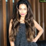 Payal Rohatgi Instagram - Mumbai Police की जाँच सुशांत के देहांत पर सही तरीक़े से नहीं की गयी है क्यूँकि CRPC 174 के तहत इतने दिनो तक investigation नहीं हो सकती क्यूँकि ADR ही file करी गयी है अभी तक मुंबई police द्वारा। उसमें जितने भी बयान है लोगों के सुशांत मामले में वो legal validity नहीं रखते क्यूँकि FIR दर्ज ही नहीं की मुंबई police ने। FIR दर्ज करने के बाद ही custodial interrogation हो सकता है जिनके ऊपर शक हो। परंतु मुंबई police ने मामला delay किया है कोई दबाव के अंदर।उन्होंने electronic items भी जप्त नहीं किए थे और crime scene seal भी नहीं किया था। Nepotism का angle check किया मुंबई police ने क्यूँकि सरकार nepotism वाली है परंतु सारे बयान लोगों के legal validity नहीं रखते क्यूँकि FIR दर्ज नहीं की गयी। सुशांत की बहन का एक Facebook post हैं २०११ का जहां वो एक ashram खोलने की बात करती है अपनी माँ की याद में क्यूँकि उनकी माँ का देहांत हुआ brain haemorrhage की वजह से क्यूँकि वो depression की मरीज़ थी। अब क्या यह information का किसिने फयदा उठा कर सुशांत की ज़िंदगी में Rhea को भेजा depression वाला angle सुशांत से जोड़ने के लिए ? यह सब CBI inquiry ही बता सकता है। Cooper hospital के ५ doctors जिन्होंने postmortem किया था वो सब leave पर चले गए हैं जो शक की सुई उनके और उनके पीछे के लोगों के तरफ़ दर्शाता है। मैं Rhea जैसी औरतें जो fake इल्ज़ाम लगाकर पुरुषों की ज़िंदगी बर्बाद करती है उनका पर्दा पाश करने के लिए और पुरुषों की आवाज़ रखने के लिए एक संगठन #PurushAayog को support करती हूँ। Sushant अभी भी Ankita जो घर में रहती है उसका EMI भरता था यह ED का खुलासा है जो news ANI ने share किया है। परंतु Ankita ने अपने हिस्से के flat के papers और EMI details एक साल से भरे हुए share किए जो उसकी सच्चाई दर्शाते हैं। Ankita सुशांत को support कर रही है और यह मानती है कि सुशांत की depression वाली कहानी सच नहीं हो सकती परंतु Ekta Kapoor तो सुशांत के depression वाली कहानी बेचकर अपना Pavitra Rishta foundation खोल के बैठी है। तो आप बताइए हम कैसे विश्वास करे सब पर ???? #cbiforssr #payalrohatgi