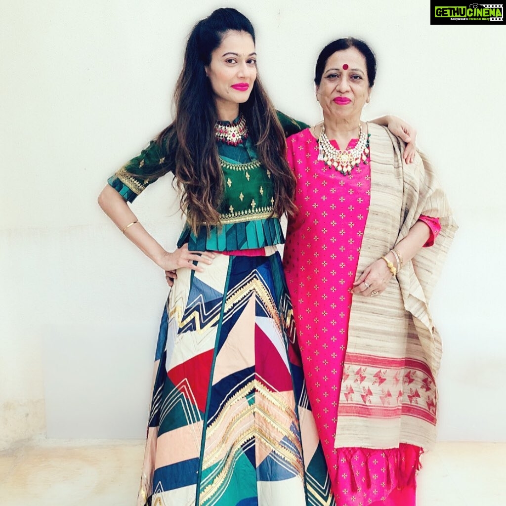 Payal Rohatgi Instagram - #DilBechara फ़िल्म देखने कि हिम्मत नहीं थी परंतु कुछ emails पढ़ने के बाद शुरू किया है देखना। फ़िल्म के शुरुआत में पता चला कि #ParullGossain फ़िल्म का PR कर रही है और यह Mahesh Bhatt camp की inhouse PR है। सारे Bhatt production के फ़िल्मों का PR यह ही करती है। एक फ़िल्म को गरम करणे के लिए Bhatt saab ने अपने ऊपर गुंडो द्वारा गोलियों भी चलवाई थी। यह है उनकी desperation और सोच। Mumbai police interrogation में यह PR वाली को भी बुलाओ।यह ज़रूर उस FAKE MeToo वाले आरोप के पीछे हो सकती है। अब बात करते हैं #SandipSingh की ऐसा दोस्त SSR का जिसकी आँख में एक बार भी मैंने आंसू नहीं देखा।वो कोई Interview में सवालों के जवाब घुमा रहा था कि कैसे सुशांत की दीदी उसके साथ रह रही थी फिर बदल दी statement की कोई परिवार का सदस्य नहीं रह रहा था।यह आदमी को तो फ़ुरसत से interrogate करना चाहिए। फिर सुना हमने #ShekharGupta का Interview जहाँ वो Screens awards में हुए superstars के ड्रामा के ऊपर information दे रहे थे। कैसे Hrithik Roshan, Karan Johar, Zoya Akhtar का सच बाहर आया यह सब को सुनना चाहिए। #payalrohatgi