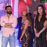 Payal Rohatgi Instagram - एक महीना हो गया सुशांत के निधन को और अभी तक कुछ नहीं।ना कोई CBI inquiry ना कोई संकेत। #Hinduja hospital में १ हफ़्ते तक दाखिल थे सुशांत ऐसा Navbharat Times ने कहाँ परंतु जिस police officer के बयान के basis पर वो article publish कर रहे थे वो एक BLIND article था।जो ग़लत है। ना ही police officer का नाम था ना ही कोई सबूत। #RheaChakravarthy का ड्रामा देखा जो सुशांत के निधन के एक महीने पर उसने किया।सारी romantic pictures शेर करी जो उसने उसके death के पहले अपने Instagram से delete करी थी। जनता की sympathy चाहती थी शायद 🙏 #AnkitaLokhande का post देखा दिया वाला परंतु ऐसा भी सुना था की Ankita ने एक पोस्ट delete किया था सुशान्त के निधन के बाद जो कहता था कि ‘God removes people from your life for a reason’ जो शायद बाद में उन्होंने delete किया था। Ambulance की भी एक कहानी social media पर मैंने देखी जहाँ green color और red color ऐसी दो ambulance दिखाई देती है जो सुशांत के घर गयी। sanjyoti hospital की एक ambulance थी मगर kaun-si लेकर गयी सुशांत को cooper हॉस्पिटल और क्या कुछ अदल बदल हुई एक police जाने। परंतु कर्मा सब को सबक़ ज़रूर दिखाएगा राजस्थान में Ashok Gehlot जी की सरकार गिरने वाली है जिसके कहने से मुझे jail में डाला गया था जब मैंने Motilal Nehru के ऊपर video बनाया🙏 #payalrohatgi
