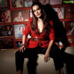 Payal Rohatgi Instagram - मैं बार करूँगी क्यूँकि बात करना मेरा जन्मसिद्ध अधिकार है। मैं भारत में रहती हूँ। ट्विटर पर नहीं तो कोई ओर platform पर 🤪 कुछ लोग बॉलीवुड से जुड़े हुए हैं जो Sushant की CBI inquiry को राजनीतिक रंग देना चाहते हैं तो उन्हें मैं इतना कहना चाहती हूँ कि जो लोग सलमान खान के यहाँ drinks सर्व करते हैं वो TikTok के वापिस आने कि माँग रख सकते हैं मगर हम लोग सुशांत को न्याय मिले उसकी बात नहीं रख सकते। #AnubhavSinha जो RAONE फ़िल्म का flop director है उसे लोगों की CBI की माँग publicity लगती है। उसे मैं इतना कहना चाहती हूँ कि जो लोग एक आतंकवाद से जुड़े हुए इंसान Sanjay Dutt का समर्थन कर सकते हैं इंसानियत के नाम पर उन्हें एक talented superstar young Sushant की मौत की सच्चाई नहीं जाननानी ??? कैसे लोग हैं यह बॉलीवुड वाले ???? Sushant के चोटी बहन के ससुर Devej Narain ने Salman khan पर आरोप लगाया है अपने Twitter account से सुशान्त कि मौत का। मगर Twitter में शायद वो account जो verified नहीं था उसे delete कर दिया। ट्विटर बहुत जल्द आप भी भारत से delete हो जाओगे। Sushant की viscera report भी JJ hospital भेजी गयी जिसका नाम controversies से जुड़ा है कि वहाँ के doctors जाली PM reports पैसे लेके बनाते है।मुंबई police आप को हमारी बार ज़रूर सुननी होगी 🙏