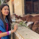 Payal Rohatgi Instagram - हम बात करते हैं भारत के StandUp Comedy की जो एक ऐसा व्यवसाय हो गया है जो काफ़ी चर्चित है । आजकल उस धंधे में adult star भी debut करने लगे है मगर जो comedian चर्चा में हैं उनका नाम है #VirDas और #MunawarFaruqui। अब #VirDas ने अंतरराष्ट्रीय स्तर पर Bharat को हिंदू राष्ट्र घोषित किया क्योंकि उन्होंने ये कहा के Bharat में एक तरफ़ महिलाओं को पूजा जाता है और दूसरी तरफ़ उनका बलात्कार होता है । परंतु सिर्फ़ sanatan dharm में महिलाओं को पूजा जाता है। तो कहीं न कहीं वो एक तरह से अपनी ओछी मानसिकता दर्शा चुके हैं जहाँ पर वो sanatana dharm ke ख़िलाफ़ एक षड्यंत्र रच रहे है । दूसरी ओर #MunawwarFarooqi हिंदू भगवान का मज़ाक उड़ाता है और अपनी रोज़ी रोटी कमाता है । उनका वो video मैंने देखा साथ में उनका ये video भी देखा जहाँ पर वों Godhra incident में गुज़रे लोगों का मज़ाक उड़ा रहे थे अपनी रोज़ी रोटी के लिए । अब वो जिस प्रकार से सांप्रदायिक हिंसा के ऊपर हास्य जनक टिप्पणी कर रहे हैं वो ग़लत है और इसलिए मैं उनका समर्थन नहीं करतीं । साथ साथ में artist होने के कारण अगर वो बाक़ी धर्मों के अंदर के भगवान के ऊपर भी हास्य जनक टिप्पणी करते हैं तो मैं शायद उनकी बात सुनने को तैयार हूँ परंतु अगर वो सिर्फ़ एक तरफ़ा sanatana dharm के भगवान पर टिप्पणी करके अपनी रोज़ी रोटी कमाता हैं तो यह एक साज़िश है। #payalrohatgi