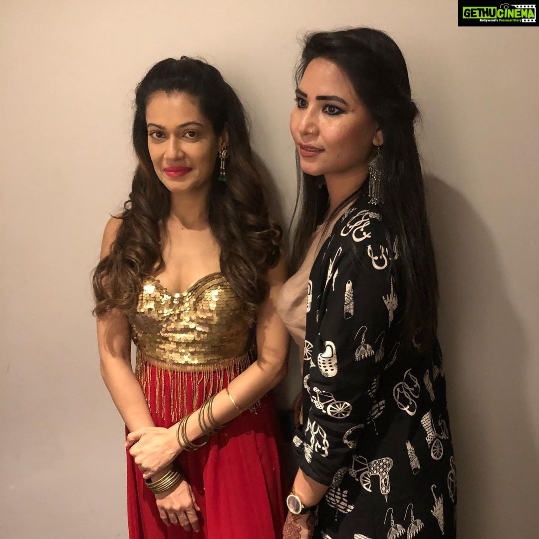 Payal Rohatgi Instagram - PM मोदी जी सुशांत को personally मिले थे और उन्हें अपने swearing in ceremony में भी बुलाया था।वहाँ पर सुशांत karan johar के साथ बैठे थे। परंतु कुछ महीनो बाद stars को लेकर karan johar मोदी जी को मिलने गए थे फिर से chartered flight लेके और वो get together में सुशांत नहीं थे। क्यूँ ???? Media ने सुशांत की photos मोदी जी के यहाँ की share नहीं की और यह दर्शाता है उनका biased approach सुशांत की तरफ़। सुशान्त की body को जब लेकर ज़ाया जा रहा था ambulance में तब उनको उनकी पीठ पर नहीं बल्कि side में लिटाया गया था। बड़ी अजीब बार है यह।crime scene को seal भी नहीं किया गया और inconsistencies है reporting में। बहन के बयान से suicide का verdict दिया है मुंबई police ने परंतु CBI की जाँच ज़रूरी क्यूँकि कांग्रिस सरकार पर विश्वास नहीं किया जा सकता और यह कांग्रिस शिवसेना के साथ मुंबई में गठबंधन में है। कांग्रिस तो technically खतम है क्यूँकि राजस्थान में जो उनकी बहुमत की सरकार का हाल है वो बहुत जल्द महाराष्ट्र में होने वाला है।कांग्रिस पर विश्वास करना difficult🙏 PM मोदी जी आपसे यह आख़री उम्मीद है। आशा करती हूँ आप पूरी करेंगे 🙏 #payalrohatgi