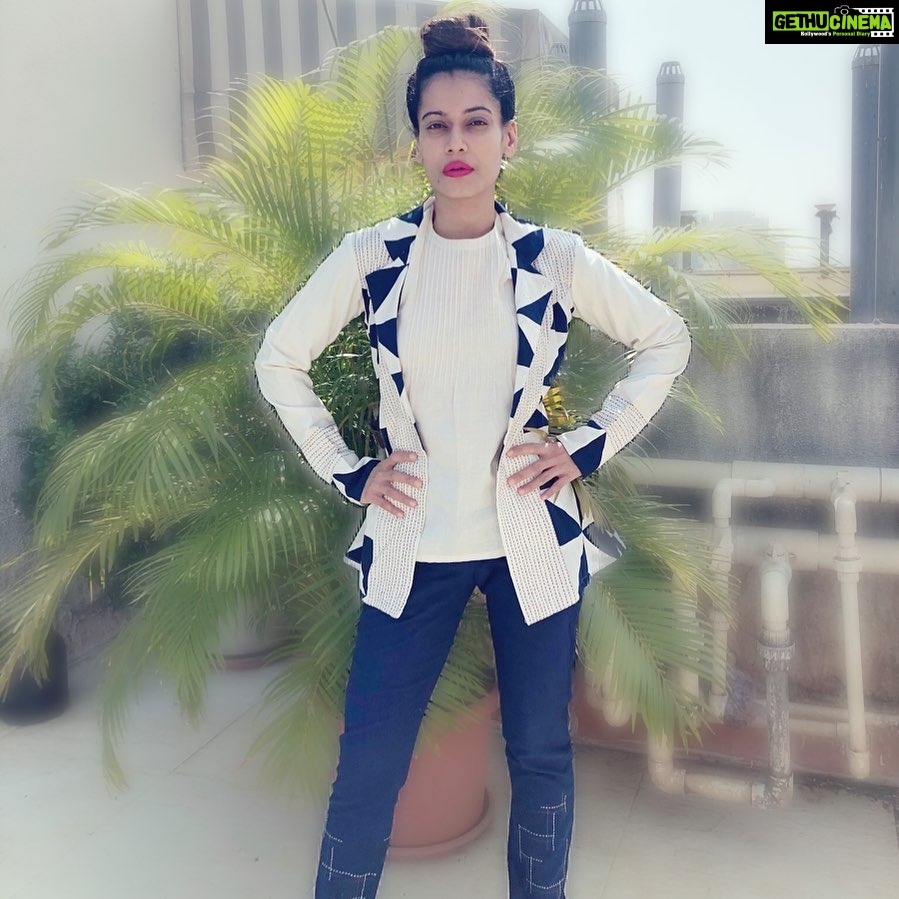 Payal Rohatgi Instagram - Feminist of India, Modi सरकार में सच में #Jobless हो गए हैं क्यूँकि यह sex फ़िल्म करके, हिन्दु भगवान का मज़ाक़ उड़ाके, और अपने बच्चों से अपने आधे नंगे शरीर पर चित्रकार करवाके अपनी रोज़ी रोटी चला रहे हैं। #Swara जो एक ४ साल के बच्चे को chu.... कहती है क्यूँकि वो उसे AUNTY कहता है वो औरत अब vibrator के बाद orgy करके अपनी रोज़ी रोटी कमा रही है। उसकी कोई web series आयी है जहां वो यह सब करती है 😛 #AnushkaSharma जो #ViratKohli की बीवी है वो इतनी jobless हो गयी कि Patallok के बाद अब अपनी दूसरी web series #Bulbul में भगवान कृष्ण और राधे माँ के लिए ग़लत शब्दों का प्रयोग करके अपनी रोज़ी रोटी चला रही है। शर्म आनी चाहिए उसे और उसके fans को। तीसरी feminist यह series में है #RehanaFatima जो केरल की activist है और Sabrimala में used sanitary napkin ले जाके उसकी पवित्रता को ख़राब करना चाहती थी #GenderEquality के चक्कर में वो अब अपने बच्चों से अपने नंगे शरीर पर painting करवा के पैसे कमाती है 🙏 धन्य है भारत कि feminists और उनका feminism 🤪 #payalrohatgi @raysofsunjaipur