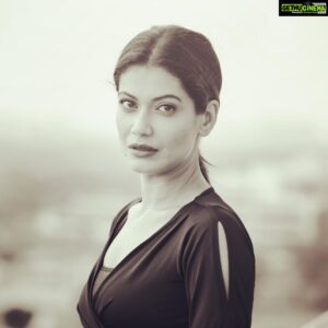 Payal Rohatgi Instagram - Mumbai Police से कुछ #facts share करते हैं। आप जिस तरह से biased व्यावहार कर रहे हैं #KarishmaBhosale के साथ क्यूँकि उसने Azaan की volume करणे को कहा जो Supreme court का order है मगर आपको उसे notice भेजना था ??? क्यूँकि वो हिन्दु है 🙏 अब बात करते हैं Sushant की मौत के ऊपर। उनकी मौत की खबर Wikipedia पर public को information मिली उससे पहले update कर दी गयी थी।यह कैसे हो सकता है ?? उनका एक dance show का video है जहाँ choreographer उनका गला दबा रही होती है और अपने आप को बचाने के लिए वो left hand की ३ ungli का इस्तेमाल करते हैं वो असल ज़िंदगी में भी हुआ है। उनके चेहरे पर कोई post suicide के निशान नहीं थे। हमें उनकी investments के ऊपर information चाहिए। क्यूँकि वो partner थे Rhea और उसके भई के साथ जहाँ पर सारा पैसा उनका था। यह Green Dupatta का कपड़ा किसका था और कहाँ से आया ? CCTV की footage क्यू नहीं है ? उनके दोस्त कौन थे वो पिछली रात उनके घर आए ?? कहाँ है #SidharthPithani जो Rhea के photos खिचता था ? मगर Rhea उसे घर में नहीं रखना चाहती थी। Rhea कह रही है कि वो शादी करणे वाली थी तो फिर उसने Sushant के साथ की photos delete क्यूँ करी ?? क्या forensic report कहती है कि green कपड़े के fibre Sushant के ungli में थे ? वो juice का glass कहाँ है ? Police के पास ? ऐसे घटना में मरने वाले का चेहरा नीला हो जाता है। Cadaveric spasm जो उनके एक हाथ में दिखा वो ३ घंटे पहले हुई मौत के बाद कैसे हो सकता है ? कमरे में stool या table नहीं था तो hanging कैसे हुई ?? क्यूँकि room की height और sushant की height के जाँचने के बाद यह कैसे कोई stool के बिना हो सकता है ?? Sushant का Instagram account कैसे उनकी मौत के बाद Mahesh Bhatt Saab को follow कर सकता है ??? #payalrohatgi