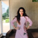 Payal Rohatgi Instagram - Sushant का खून हुआ था शायद.... Sushant की मौत का एक video viral हुआ है Whatsapp पर जहाँ पर एक dupatta आप देखते हैं और एक dupatta से इतने गहरे marks नहीं हो सकते गले पर। जो इंसान इतना fit था कि ख़ुद का body weight lift कर सकता था क्या वो यह pain को नहीं रोकता जो hanging से होती ???? Sushant के शरीर पर marks हैं और उनकी आँख और मुँह की स्थिति वैसी नहीं जैसी होनी चाहिए एक आत्माहत्या करने वाले शरीर की।।।। #KesriChavda उनके मानसिक चिकित्सक को मैं जानती हूँ क्यूँकि #DiBakarBanerjee ने उसका number मुझे भी दिया था। यह एक नक़ली डाक्टर है जो सबको bipolar disorder का diagnose करके महंगी दवाई देता है और सोनी रोज़ी रोटी चलाता है। यह #MaheshBhatt के साथ का batchmate है। Mahesh Bhatt और Rhea Chakravarthy की नज़दीकियाँ बड़ी अजीब लगती है। #SonamKapoor जिसने मुझे Twitter पर block किया उसे मैं इतना कहना चाहती हूँ की तेरा पति बिल्कुल भी hot नहीं है 🤣 उसके बाल उड़ गए हैं और उसकी body भी नहीं है। तुझे Sushant hot नहीं लगता था पर पूरे भारत की तेरा पति hot नहीं लगता🙏 #Salmankhan जी का #BeingHuman संगठन नक़ली हो सकता है क्यूँकि hit and रन case के बाद यह संगठन बनाया गया लोगों की अपनी मानवता दिखाने के लिए। यह एक PR activity भी हाई सकती है 🙏