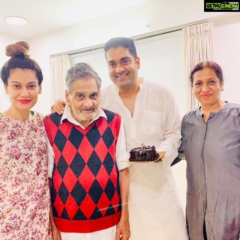 Payal Rohatgi Instagram - Life is about loving Family. #HappyFamilyDay should be 😘 but till then #happyfathersday2020 #happymothersday 😜 #payalrohatgi