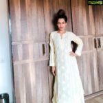 Payal Rohatgi Instagram - Mystery वाले बहुत deaths हैं बॉलीवुड में। #Sridevi की मौत एक रहस्य है क्यूँकि एक viral Whatsapp है जहाँ कहा जा रहा है कि उनकी मौत unnatural थी और उन्हें सिर पर मारा गया था और bathtub में फेंका गया था। यह सच हम अब check नहीं करवा सकते क्यूँकि Sridevi जी कि दूसरी postmortem भारत में नहीं हुई। #JiahKhan की मौत suicide नहीं बल्कि हत्या थी ऐसा उनकी माँ कहती है। उनका कहना है कि Jiah के white tracksuit ग़ायब थे जो उसने cctv camera में पहने हुए थे। white dupatta भी ग़ायब था और कमरे में खून के दाग थे। Sushant की मौत के बारे में हम कब से CBI inquiry की माँग कर रहे हैं मगर अभी तक कुछ नहीं।सुशांत की height ६ feet थी और उसके कमरे और पंखे का distance उससे कम। उसकी manager की मौत को भी suicide कहा गया परंतु disha ने भी suicide note नहीं लिखा sushant की तरह। sooraj Pancholi का नाम आ रहा है sushant की मौत के discussion में परंतु उसने सब इनकार किया है।उसका नाम disha के साथ भी जोड़ा जा रहा है। क्या Mumbai police ने नौकरों को गिरफ़्तार किया ? क्या locksmith का बयान लिया ? कैसे इतनी जल्दी lockdown में locksmith मिल गया ? दरवाज़े का lock manual था या automatic ??? यह सारे सवालों जा जवाब चाहिए 🙏