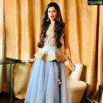 Payal Rohatgi Instagram - Article 26 सभी धर्मों के लोगों की हक़ देता है अपनी धार्मिक संस्था चलाने के लिए। परंतु भारत के अंदर मस्जिद की हक़ है मदरसा चलाने का, church की हक़ है convent school चलाने का परंतु मंदिर की हक़ नहीं गुरुकुल चलाने का 😡 यह ग़लत है और इसको बंध करना चाहिए क्यूँकि बहुसंख्य होने के नक़ाबके पीछे हिंदुओं की ख़त्म करणे का प्रयास किया जा रहा है। मंदिरो की सारी donations state सरकार लेती है और मंदिरो की ज़मीन भी लेती है। भारत में हिन्दु, मुस्लिम, सिख और ईसाई एक हैं और सबके साथ एक ही सलूक होना चाहिए और सबको अपनी धार्मिक समस्थाये चलाने का मौक़ा 🙏 #payalrohatgi