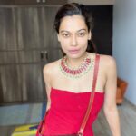 Payal Rohatgi Instagram - इतना कहना है कि fitness आपकी ज़िंदगी की गाड़ी का एक ऐसा पहिया है जिसे आप अपनी ज़िंदगी से अगर अलग करते हैं तो आपकी गाड़ी डगमगा सकती है।भगवान के बाद शरीर का सम्मान करना बहुत ज़रूरी है क्योंकि शरीर में आप तब तक रहते हैं जब तक आप जीवित है इसलिए शरीर को मंदिर भी कहा जाता है । बोहोत सारे narrative फैलाए जा रहे हैं जहाँ पर कहा जा है कि ज़्यादा fitness पर ध्यान नहीं करना चाहिए। यह लोग उदाहरण देते हैं Sidharth Shukla और Puneet Rajkummar की अकास्मिथ मृत्यु का जो fitness में काफ़ी थे। मगर अभी तक हमें नहीं पता चला उनकी असली मौत का कारण। जो Dr. ने Puneet का इलाज किया था उसके ऊपर fans ने हमला करने की धमकी दी क्योंकि उन्हें लगा कि डॉक्टरों से medical negligence हुई। मैं तो सिर्फ़ इतना ही कहना चाहती हूँ कि हमें नहीं पता उनकी असली मृत्यु का कारण।उनकी छवि थी कि वो fitness में है परंतु हमें नहीं पता की निजी ज़िंदगी में भी वो fitness में इतने थे जितने वो सार्वजनिक तौर पर लोगों को दर्शाते थे या नहीं ??? Fitness बहुत अव्यशक है शारीरिक और मानसिक wellbeing के लिए और उसे अपनी ज़िंदगी में शामिल करने से सही माइने में कोई नुक़सान नहीं है। #payalrohatgi