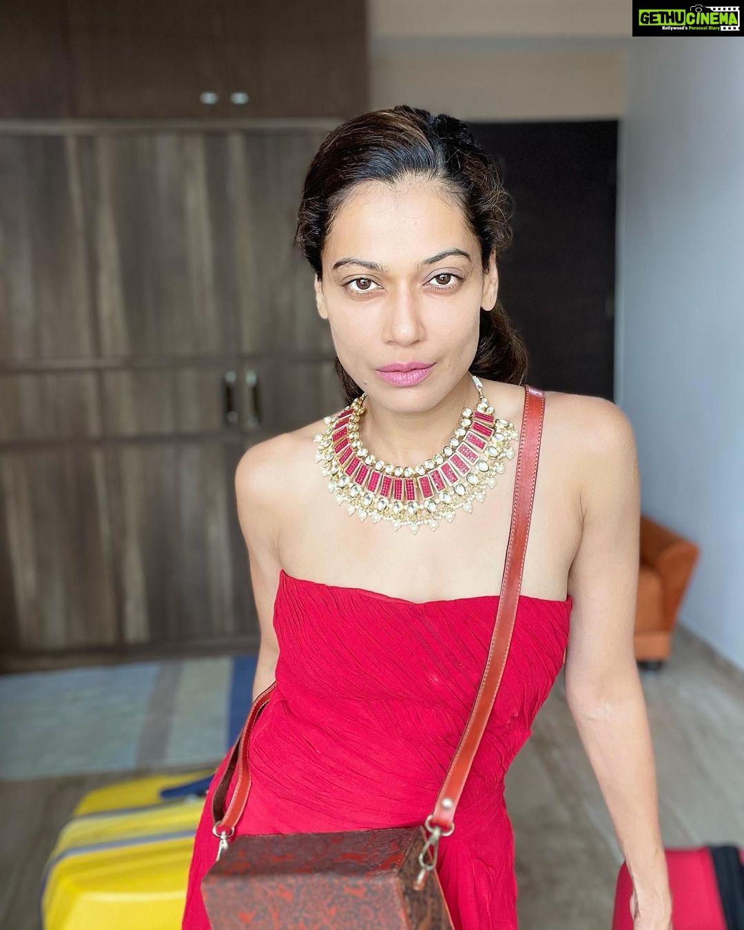 Payal Rohatgi Instagram - इतना कहना है कि fitness आपकी ज़िंदगी की गाड़ी का एक ऐसा पहिया है जिसे आप अपनी ज़िंदगी से अगर अलग करते हैं तो आपकी गाड़ी डगमगा सकती है।भगवान के बाद शरीर का सम्मान करना बहुत ज़रूरी है क्योंकि शरीर में आप तब तक रहते हैं जब तक आप जीवित है इसलिए शरीर को मंदिर भी कहा जाता है । बोहोत सारे narrative फैलाए जा रहे हैं जहाँ पर कहा जा है कि ज़्यादा fitness पर ध्यान नहीं करना चाहिए। यह लोग उदाहरण देते हैं Sidharth Shukla और Puneet Rajkummar की अकास्मिथ मृत्यु का जो fitness में काफ़ी थे। मगर अभी तक हमें नहीं पता चला उनकी असली मौत का कारण। जो Dr. ने Puneet का इलाज किया था उसके ऊपर fans ने हमला करने की धमकी दी क्योंकि उन्हें लगा कि डॉक्टरों से medical negligence हुई। मैं तो सिर्फ़ इतना ही कहना चाहती हूँ कि हमें नहीं पता उनकी असली मृत्यु का कारण।उनकी छवि थी कि वो fitness में है परंतु हमें नहीं पता की निजी ज़िंदगी में भी वो fitness में इतने थे जितने वो सार्वजनिक तौर पर लोगों को दर्शाते थे या नहीं ??? Fitness बहुत अव्यशक है शारीरिक और मानसिक wellbeing के लिए और उसे अपनी ज़िंदगी में शामिल करने से सही माइने में कोई नुक़सान नहीं है। #payalrohatgi