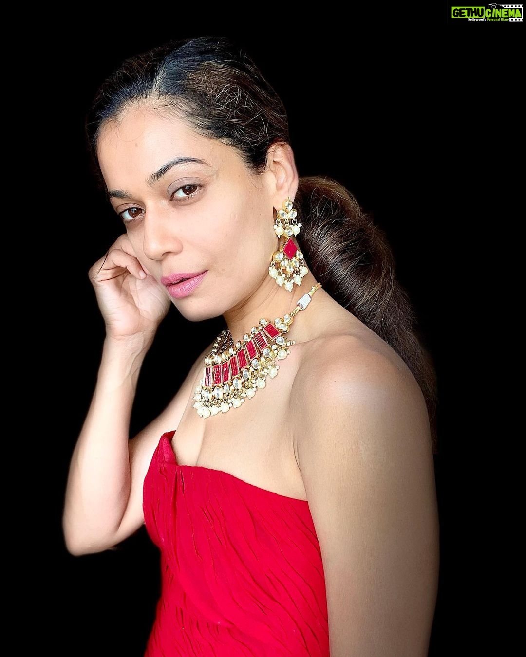 Payal Rohatgi Instagram - जो लोग मेरे ख़िलाफ़ criminal case दर्ज करते हैं वो लोग संग्राम के साथ bonding करते हैं 🤪 अजीब दास्ता है मेरी ज़िंदगी की 🤓 उनको sangram जी अच्छे इंसान लगते हैं तो क्या उनमे इतनी common sense नहीं है कि कहीं न कहीं मुझमें भी अच्छाई होगी जिसकी वजह से हम दोनों एक दूसरे के साथ है ?? या कुछ compatibility होती होगी जो हम दोनों में common है जिसकी वजह से हम इतने सालों से साथ हैं ?? यह कहकर इतना ही कहना है उन्हें कि आपका जो घर में घुस के वार करने का इरादा हैं वो बहुत ही ज़्यादा हास्यजनक है क्योंकि criminal case आप लोगों ने जो मुझ पर दर्ज किए हैं वो भी नक़ली उसे संग्राम जी के वकील ही संभाल रहे है। मेरा passport मुझे renew करवाना है और अब पता चला है कि जिसके ऊपर criminal cases होते हैं उन्हें order लेना पढ़ता है उस court से जिस court में case होता है क्योंकि police फिर आसानी से police clearance certificate दे दे। वकीलों ne इसके लिए application डाला है उन court के अंदर। देखते हैं हमें order कितनी जल्दी मिलता है क्योंकि संग्राम जी आज कल बहुत विदेश सफ़र कर रहे हैं और मैं नहीं कर पा रही क्योंकि मेरा passport renew नहीं है 😂 #payalrohatgi