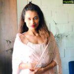 Payal Rohatgi Instagram - #Coronavirus के lockdown को लोग #BiggBoss के compare कर रहे हैं तो मैं इतना कहना चाहती हूँ कि Bigg Boss में लोग बंध होते हैं पैसे और नाम कमाने के लिए अजनबी लोगों के साथ परंतु Coronavirus द्वारा #lockdown में लोग बंध हैं अपने परिवार के लोगों के साथ। Bigg Boss में zaadu-pota और खाना बनाना और बर्तन धोना यह सभी सदस्यीय को करना पड़ता है जो Coronavirus के lockdown में हमें अपने घरों में करना पड़ेगा अभी। ख़ाली यही समानता है दोनो में क्यूँकि Bigg Boss में अभी कपड़े तो बाहर से भेजे जाते हैं contestants को 🤣🤣 तो कपड़े धोना नहीं होता वहाँ अभी 🙏 मेरे लिए मेरी matashri captain हैं यह lockdown में क्योंकि वो खाना बना रही है क्यूँकि रसोई वाले सब भाग गए। में बाक़ी चीज़ों में उनकी मदद करती हूँ। Bigg Boss मुझे हर वक़्त याद रहेगा क्यूँकि वो मेरा पहला reality show था बस इसलिए। मगर में सभी से दरखवास्त करती हूँ कि coronavirus को मज़ाक़ मत समझिए और अपने घरों में बैठिए और प्रधानमंत्री की बात मानिए 🙏